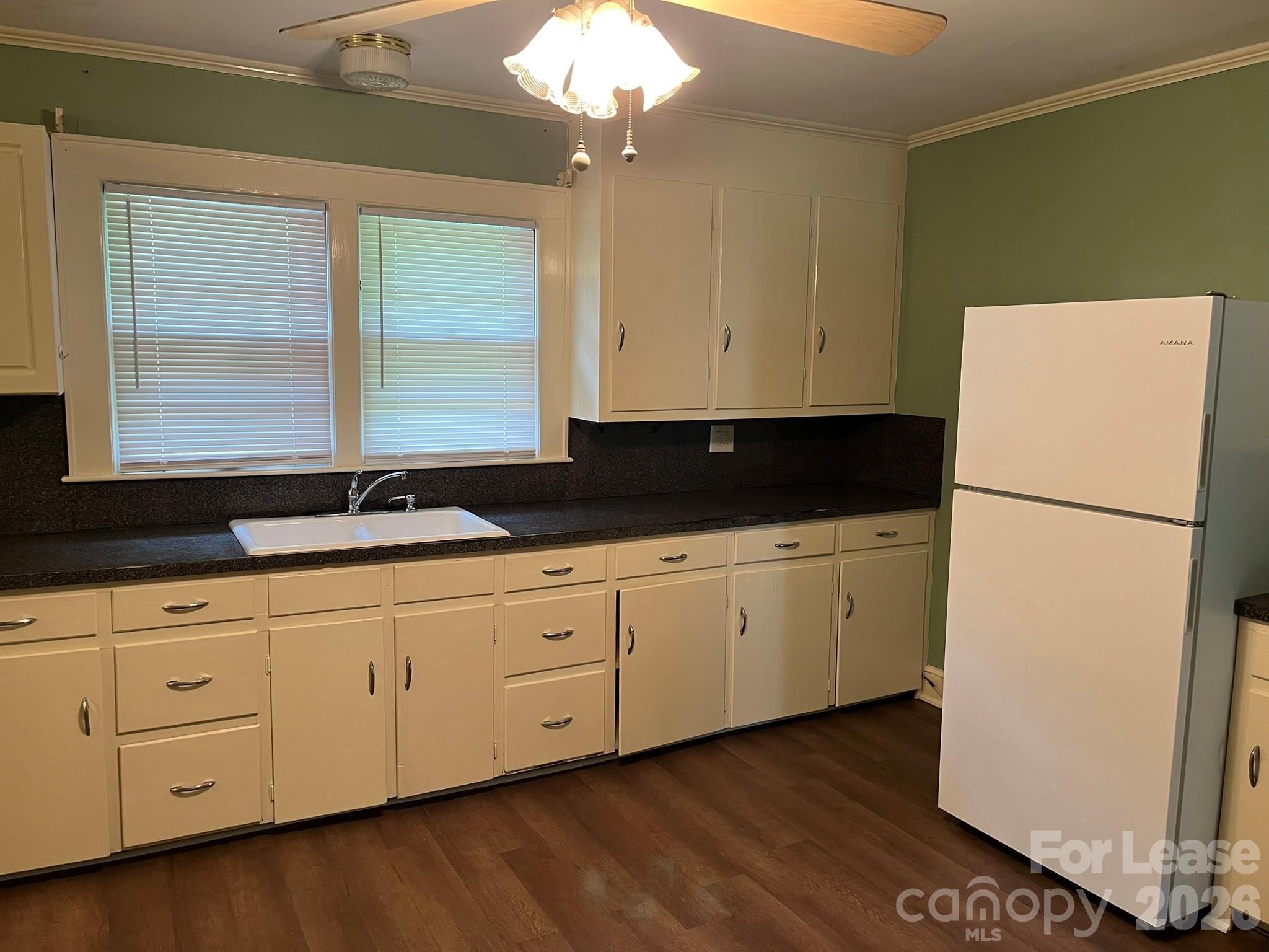 1049 E Main Street Property Photo 6