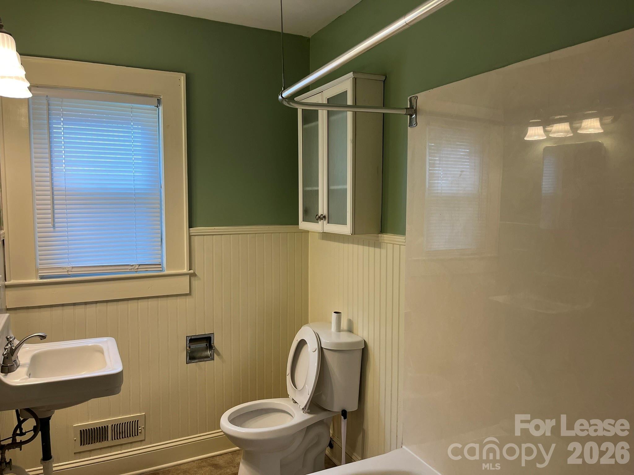 1049 E Main Street Property Photo 7