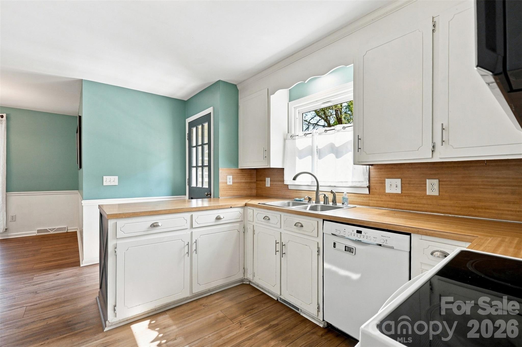 1405 Woodlark Place Property Photo 9
