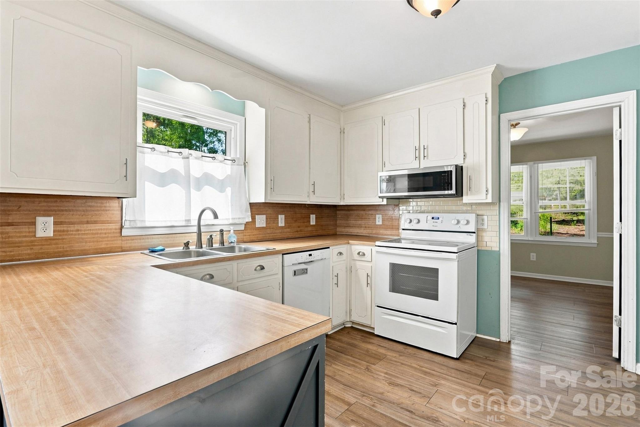 1405 Woodlark Place Property Photo 10