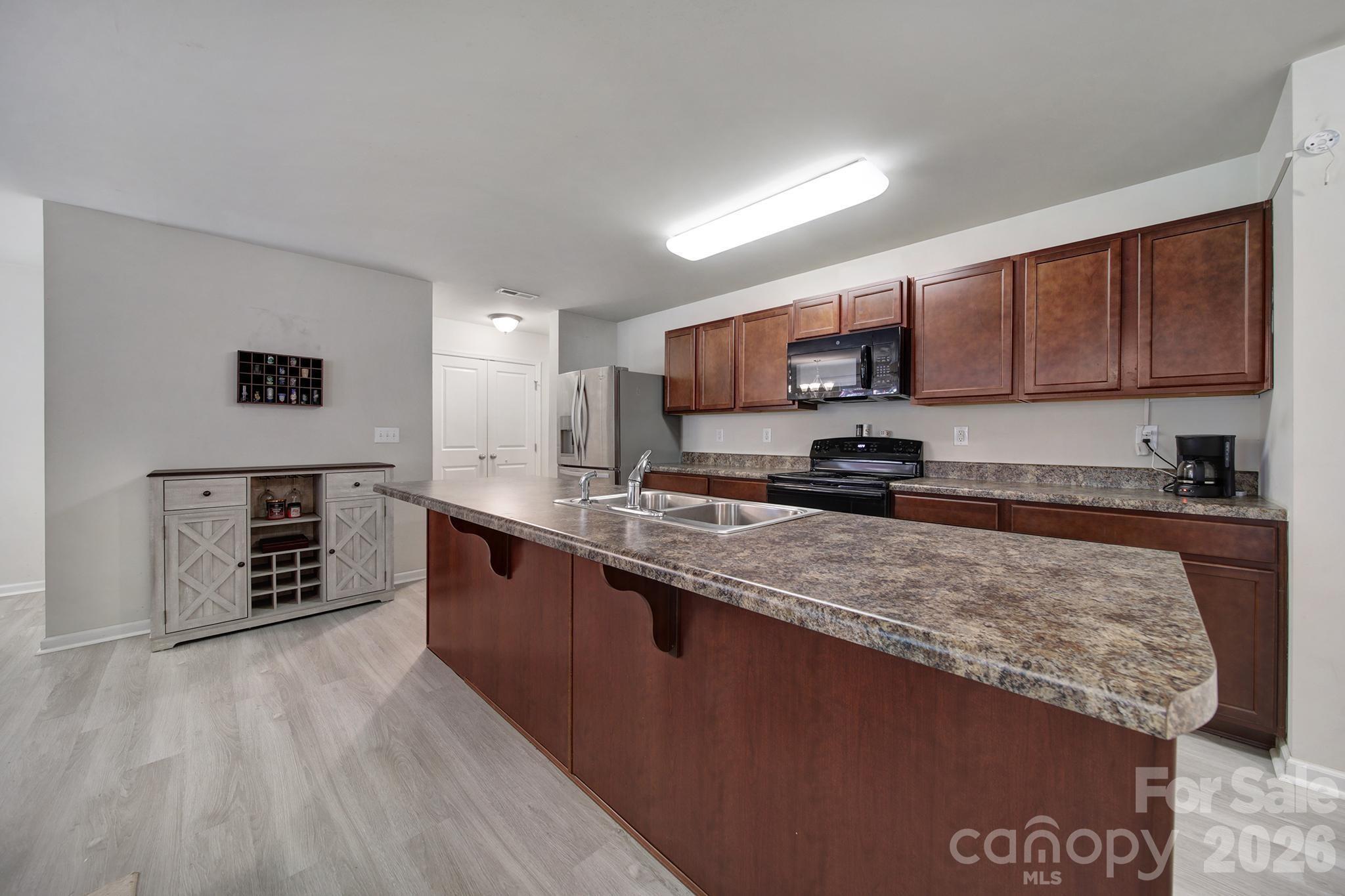 1611 Hooper Court Property Photo 4