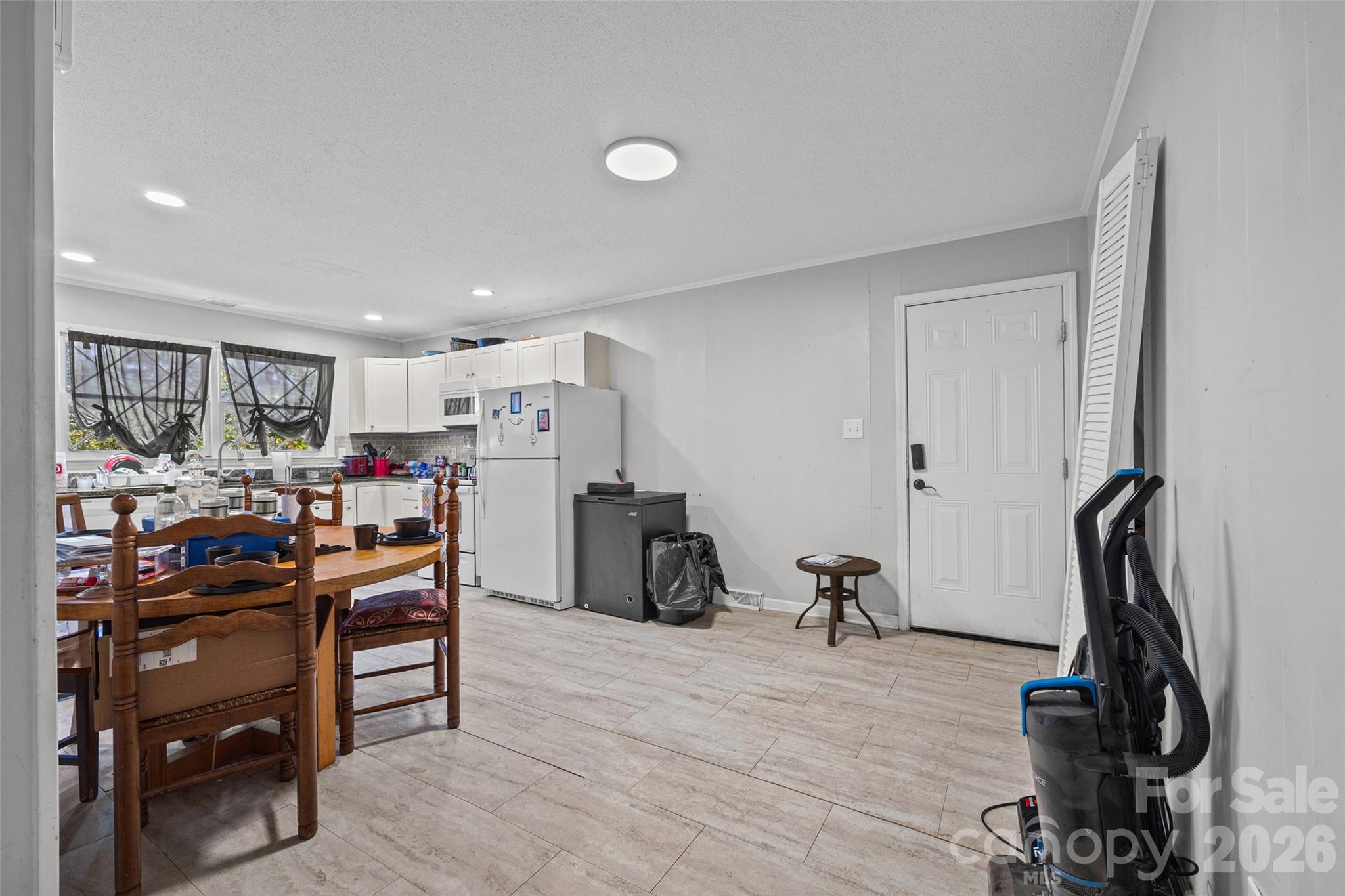 531 Finley Road Property Photo 6