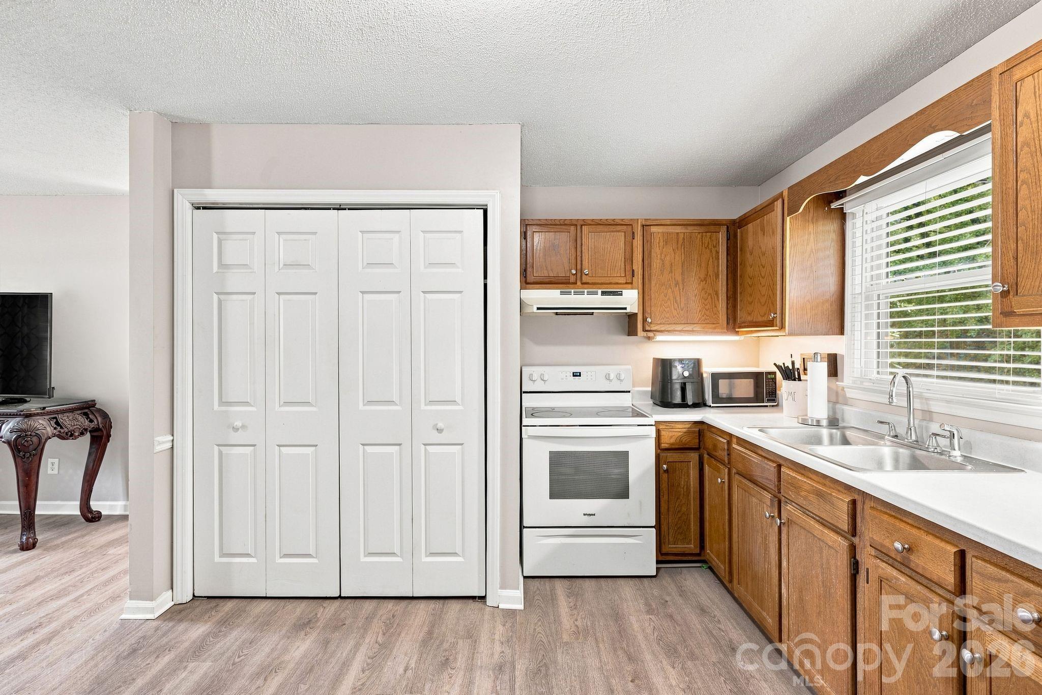 323 Avery Avenue Property Photo 10