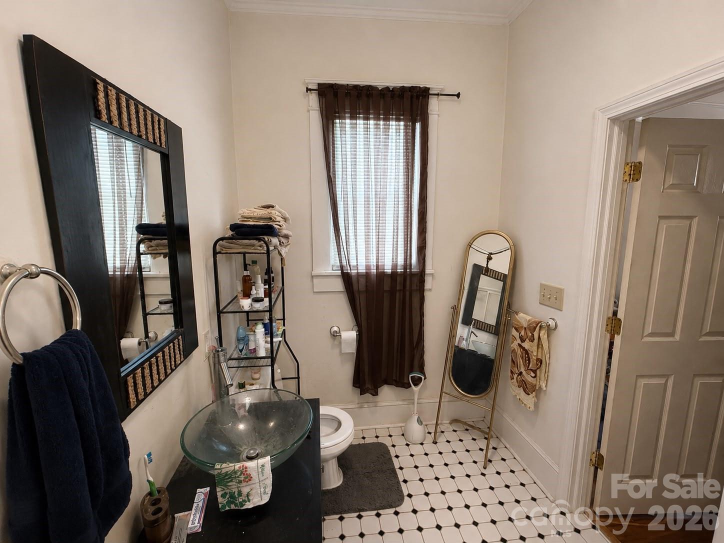 611 W Monroe Street Property Photo 7