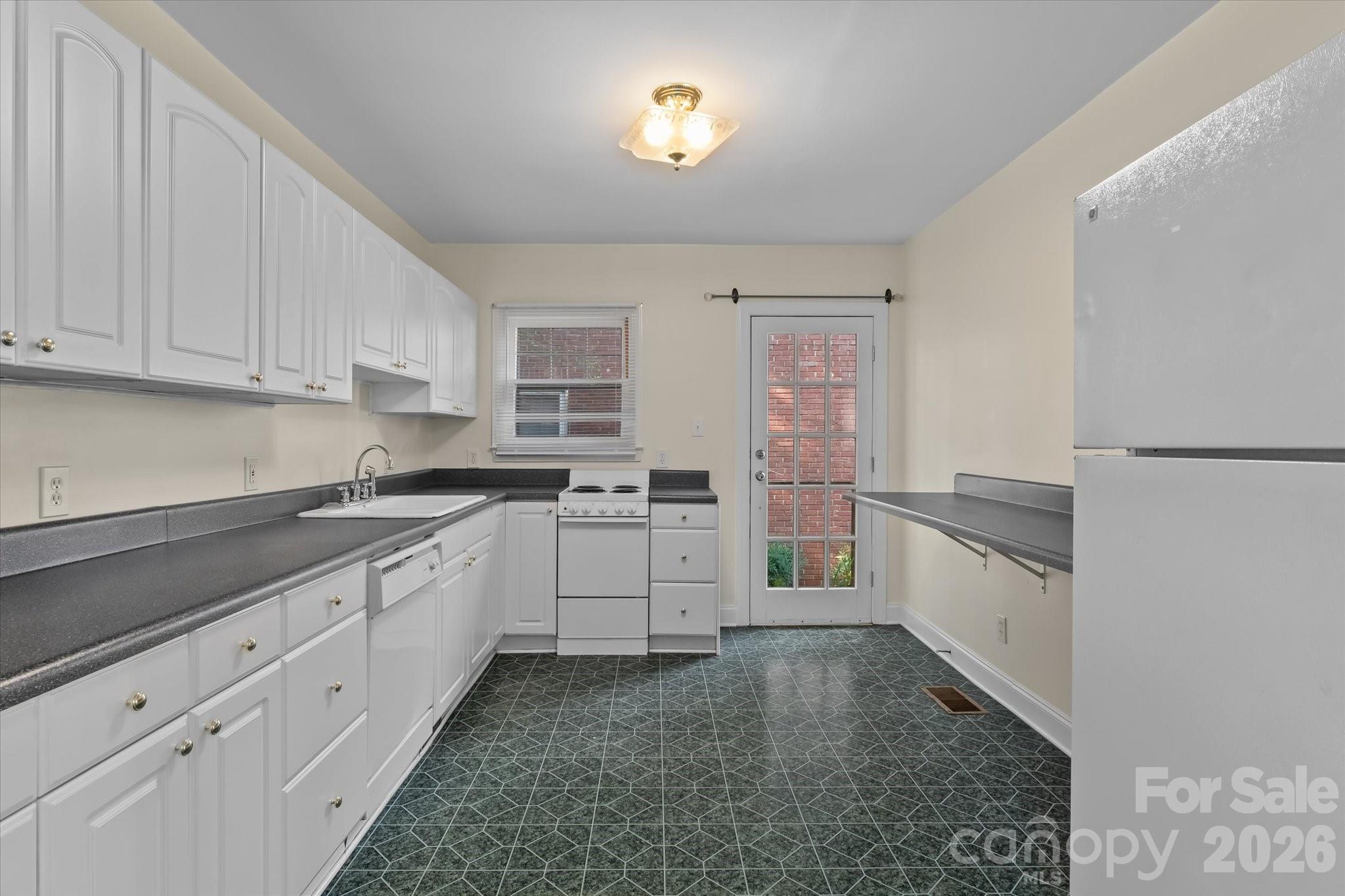 2101 Kenilworth Avenue Property Photo 9