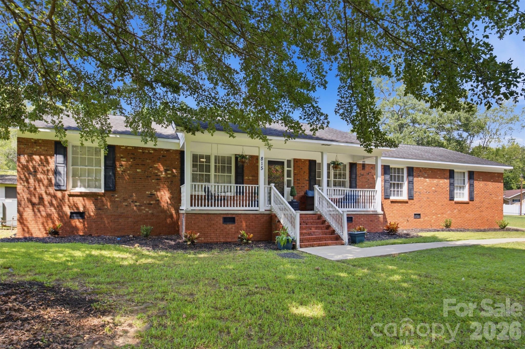 815 Lakeside Circle Property Photo 1