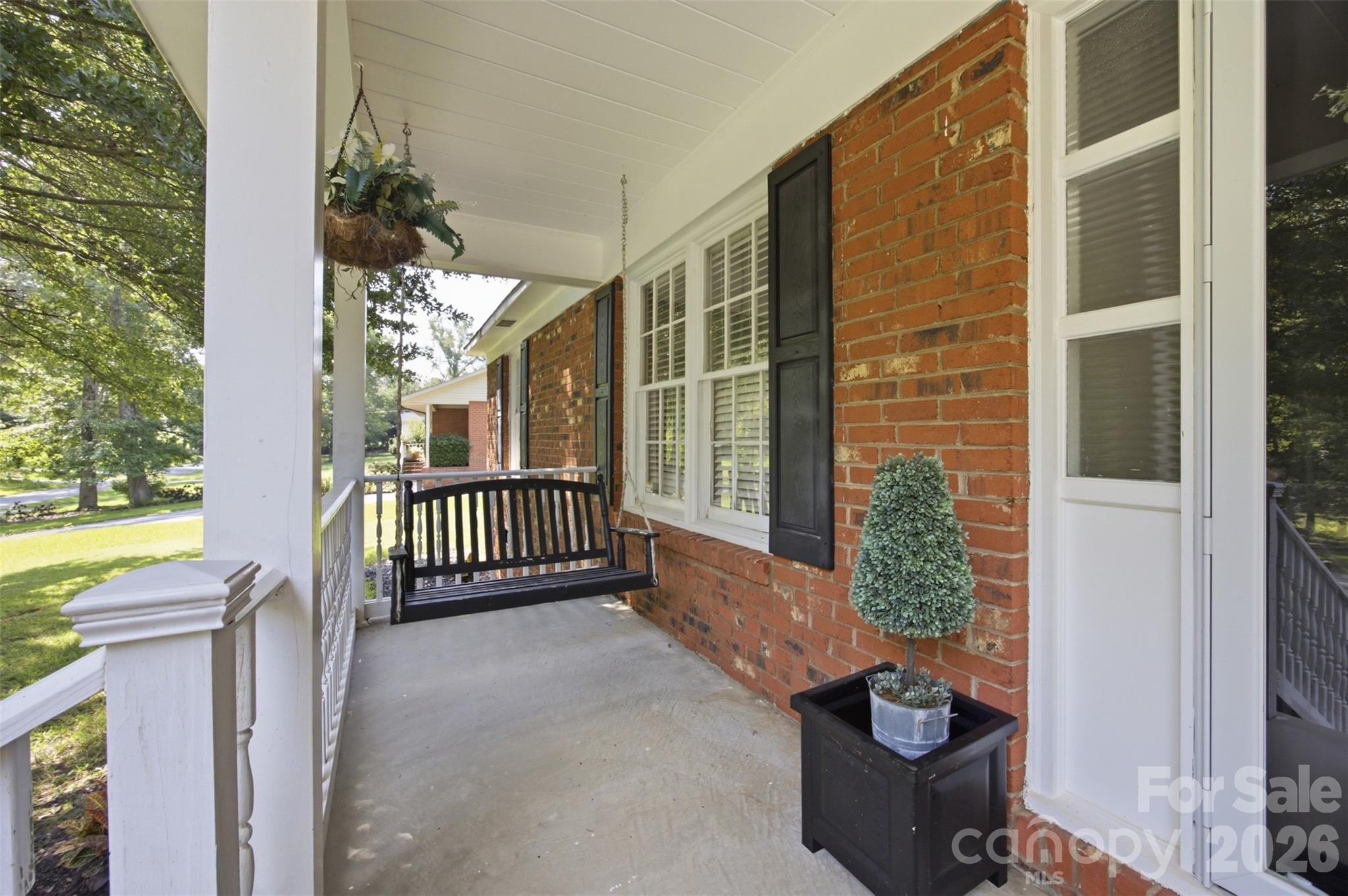 815 Lakeside Circle Property Photo 2