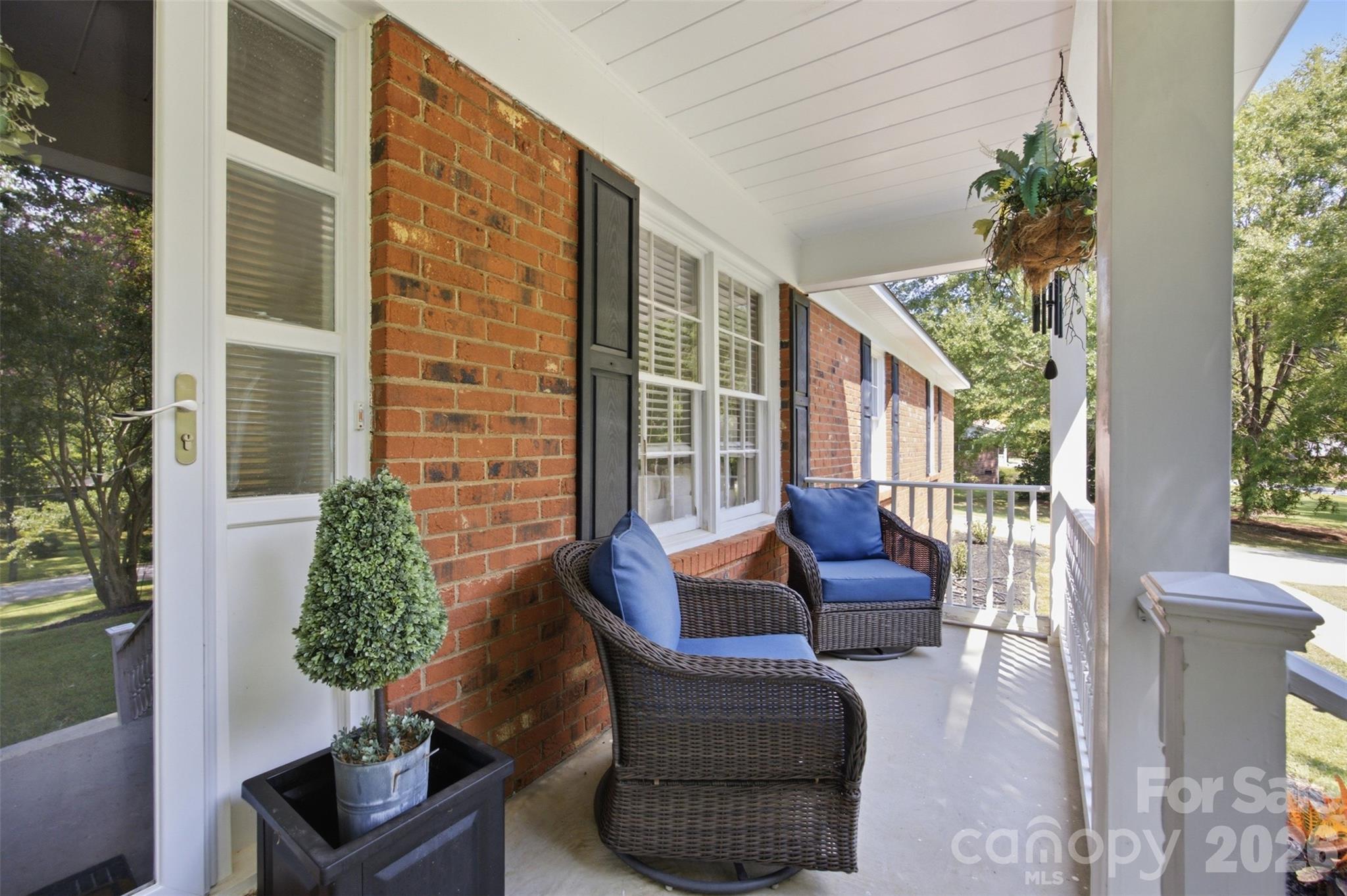 815 Lakeside Circle Property Photo 3