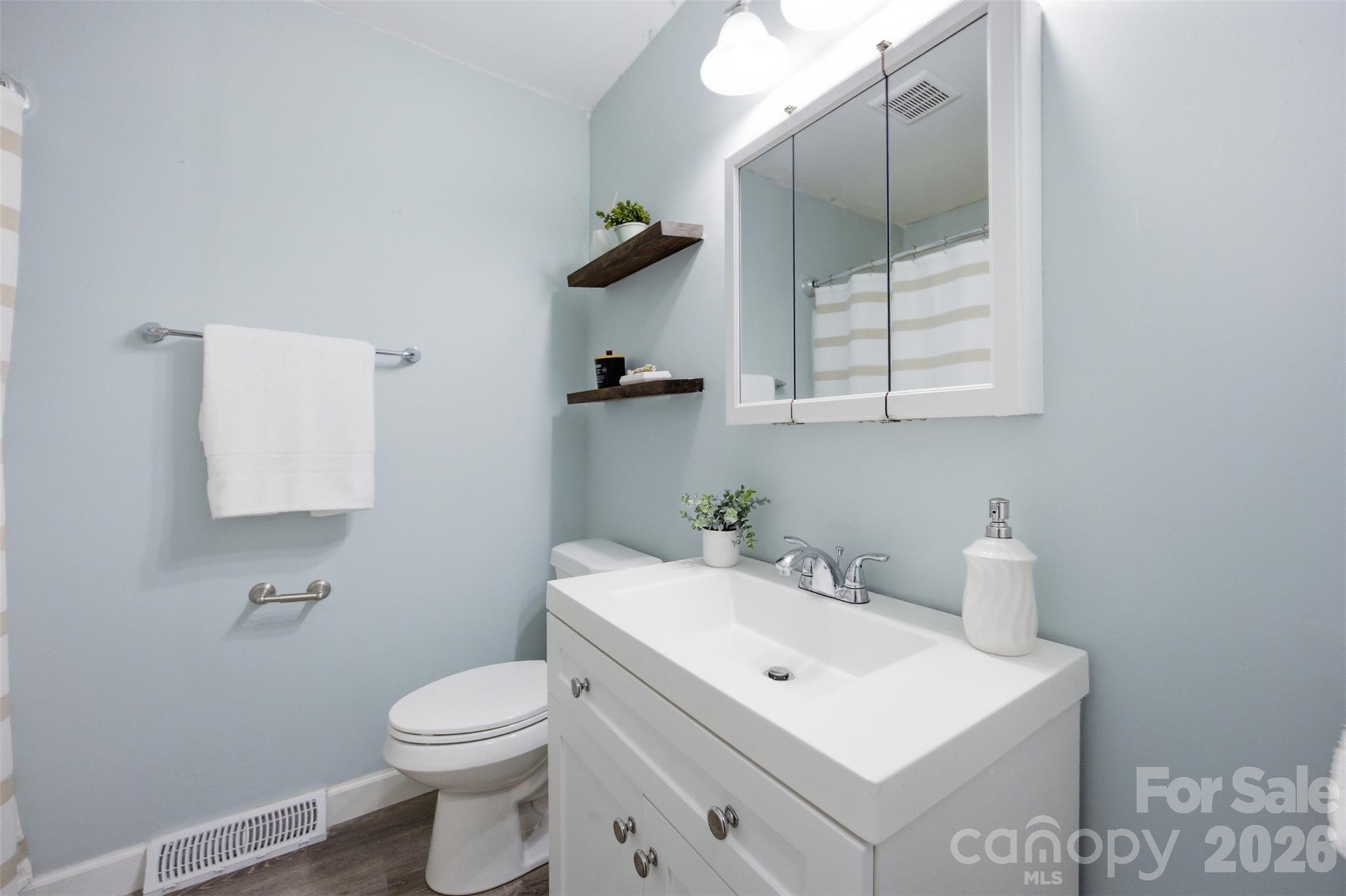 815 Lakeside Circle Property Photo 14