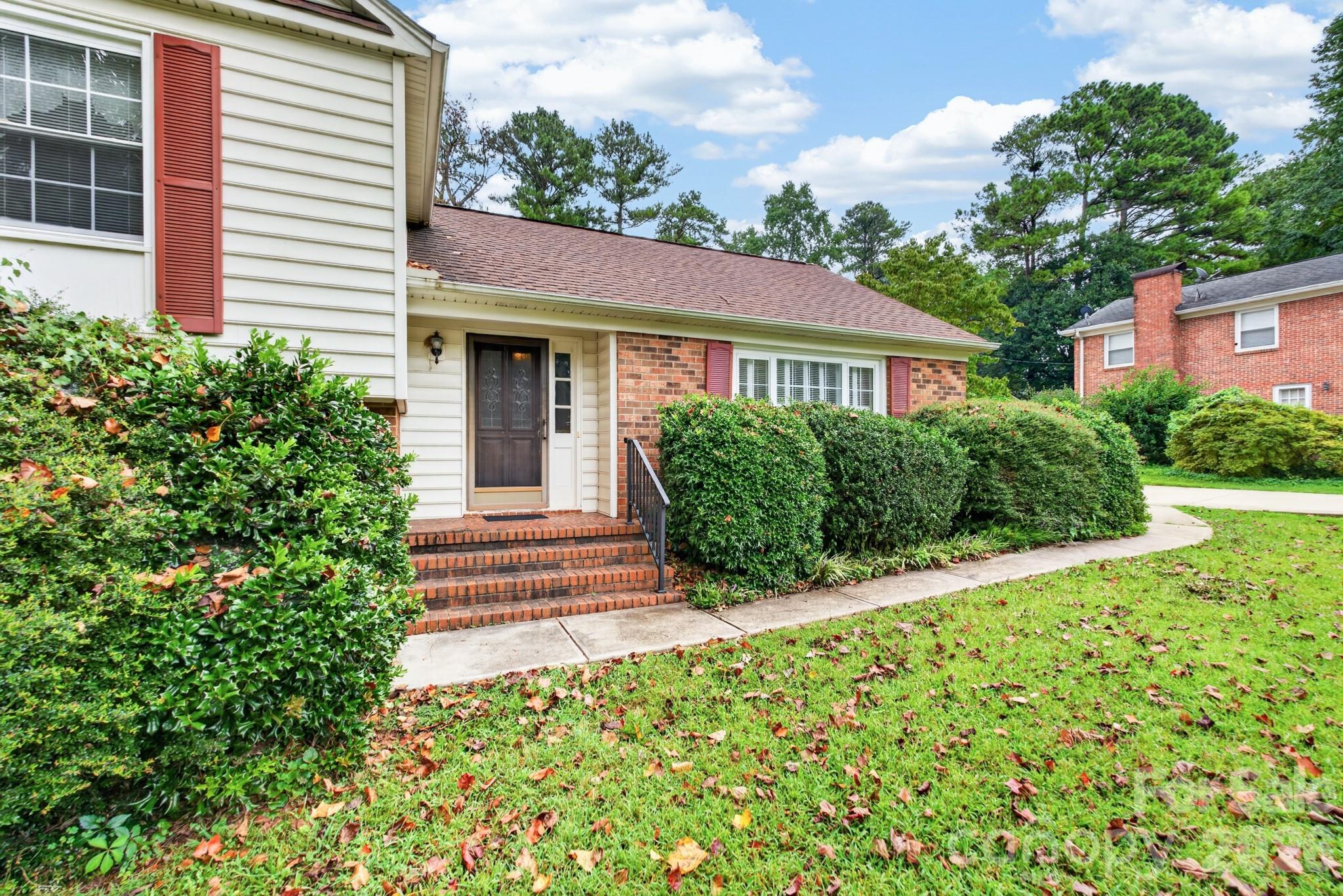 2124 Poinsett Drive Property Photo 2
