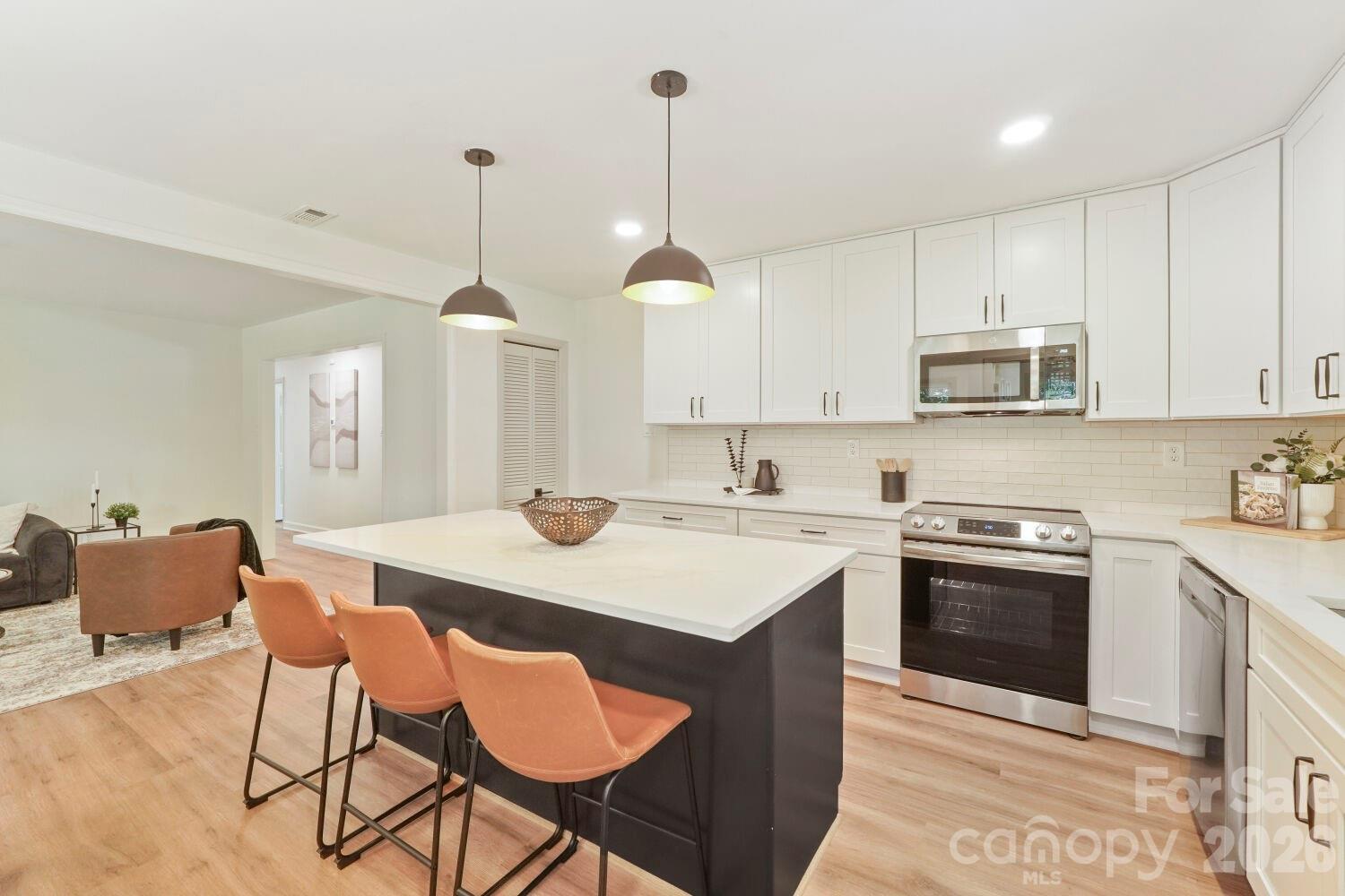 900 Burtonwood Circle Property Photo 3