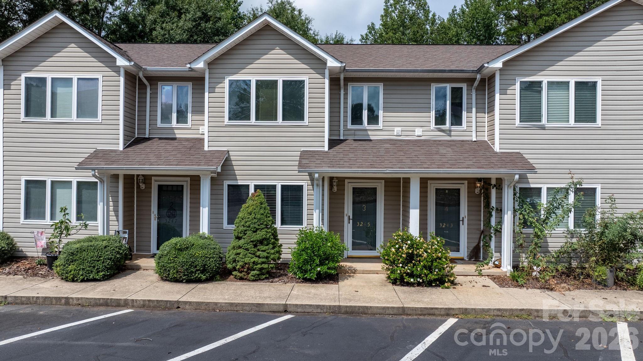 3245 White Oak Court Property Photo 1