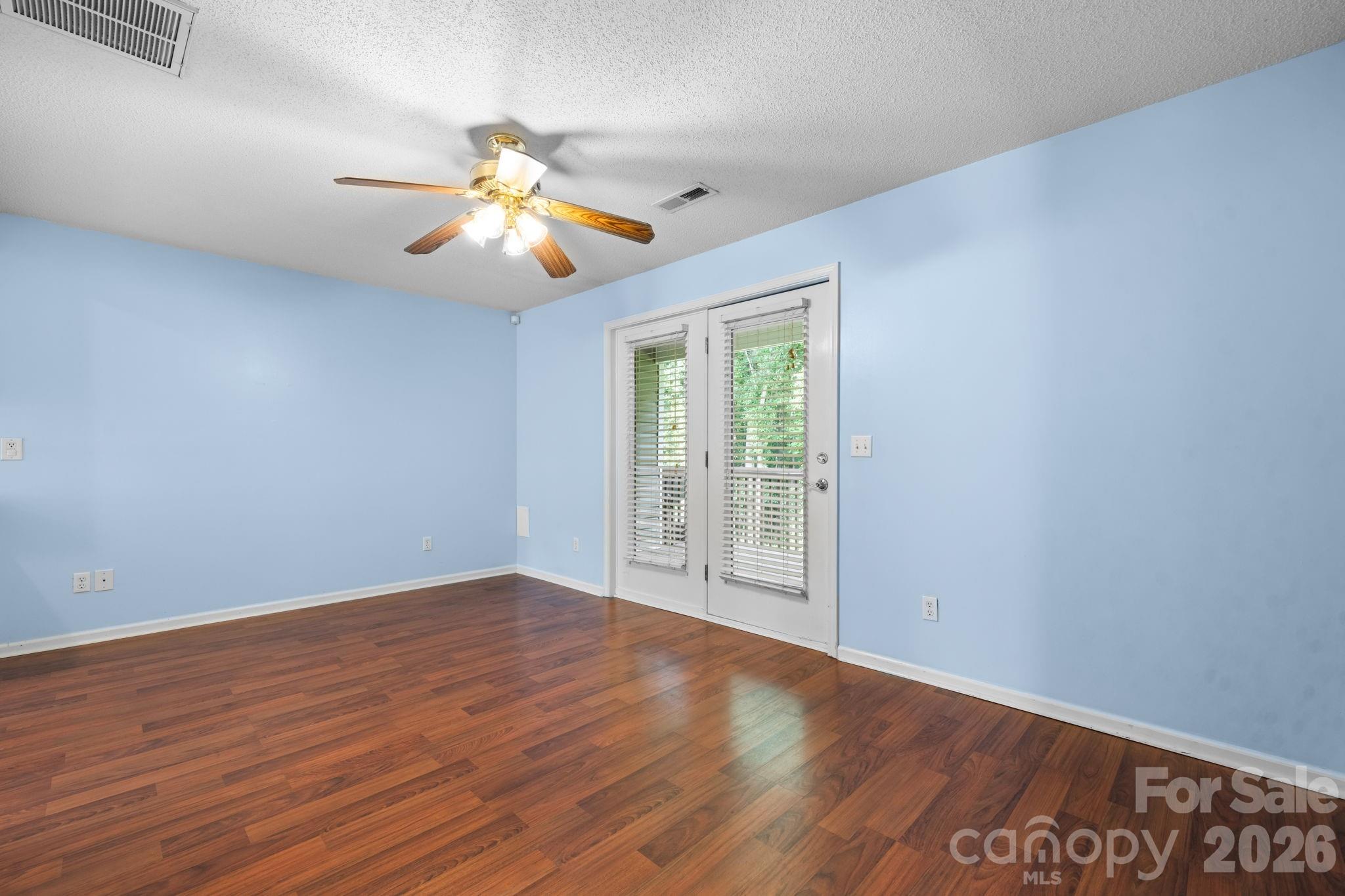 3245 White Oak Court Property Photo 3
