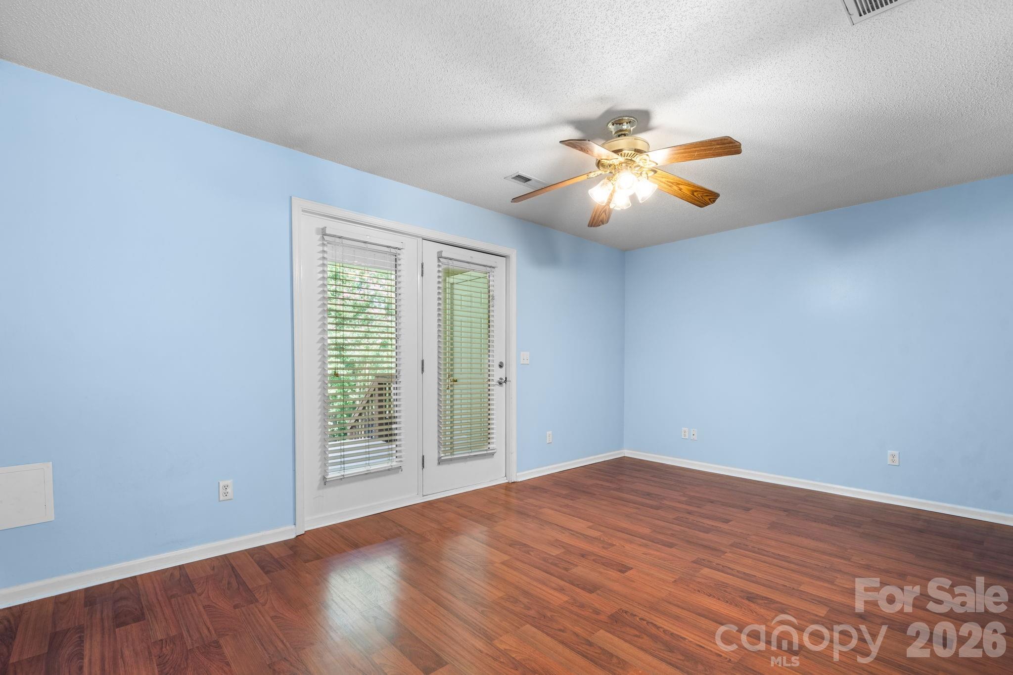 3245 White Oak Court Property Photo 4