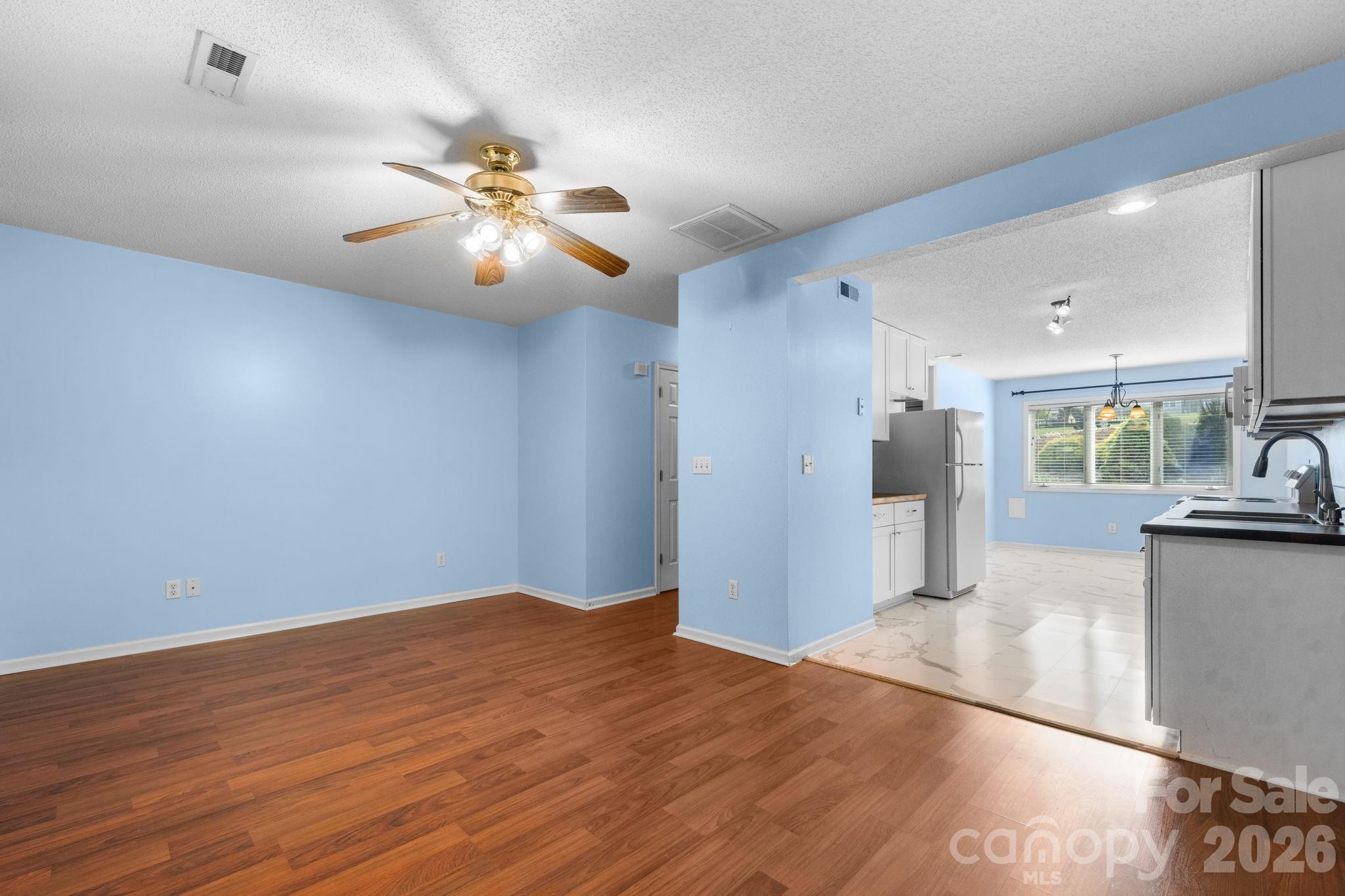 3245 White Oak Court Property Photo 5
