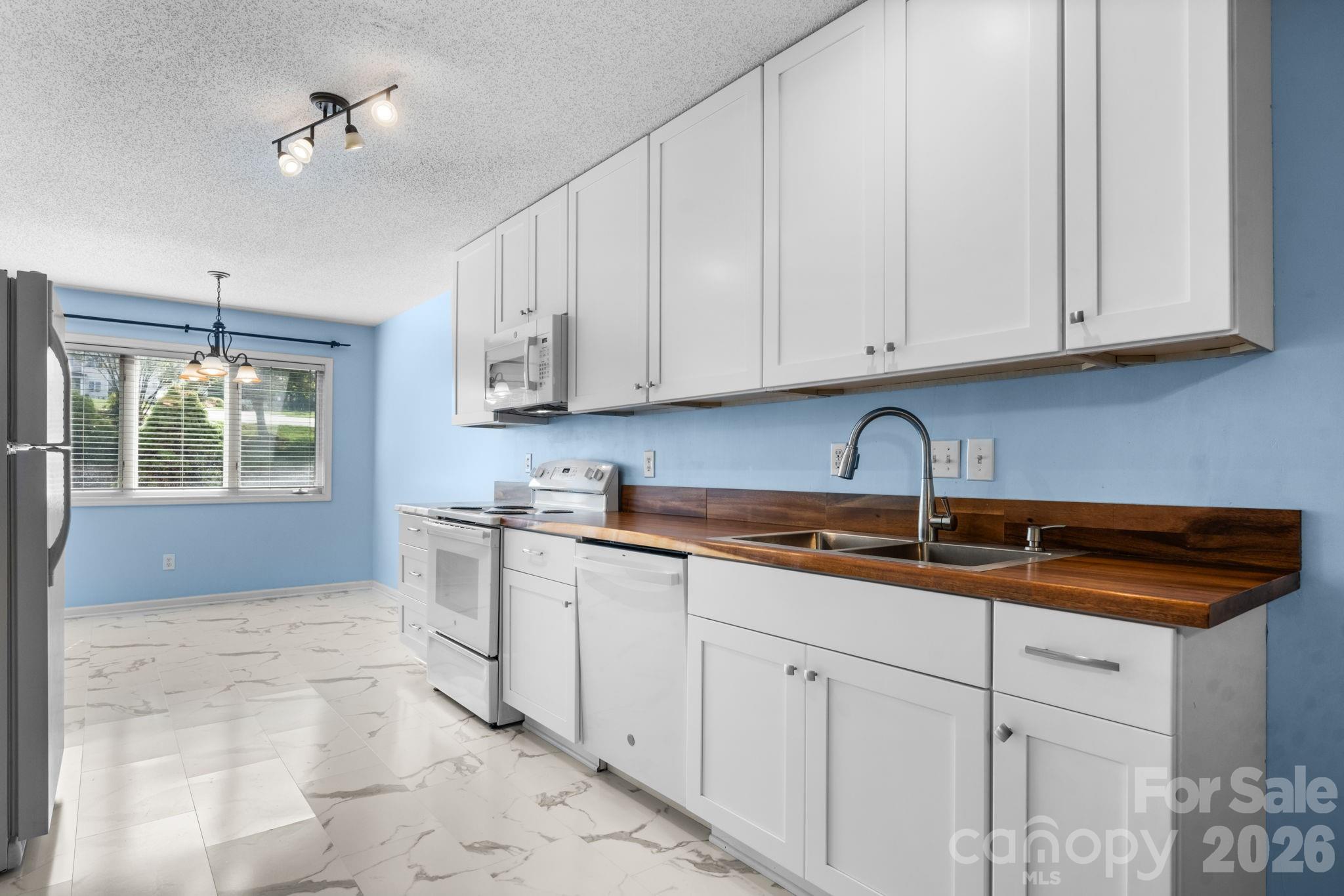 3245 White Oak Court Property Photo 7