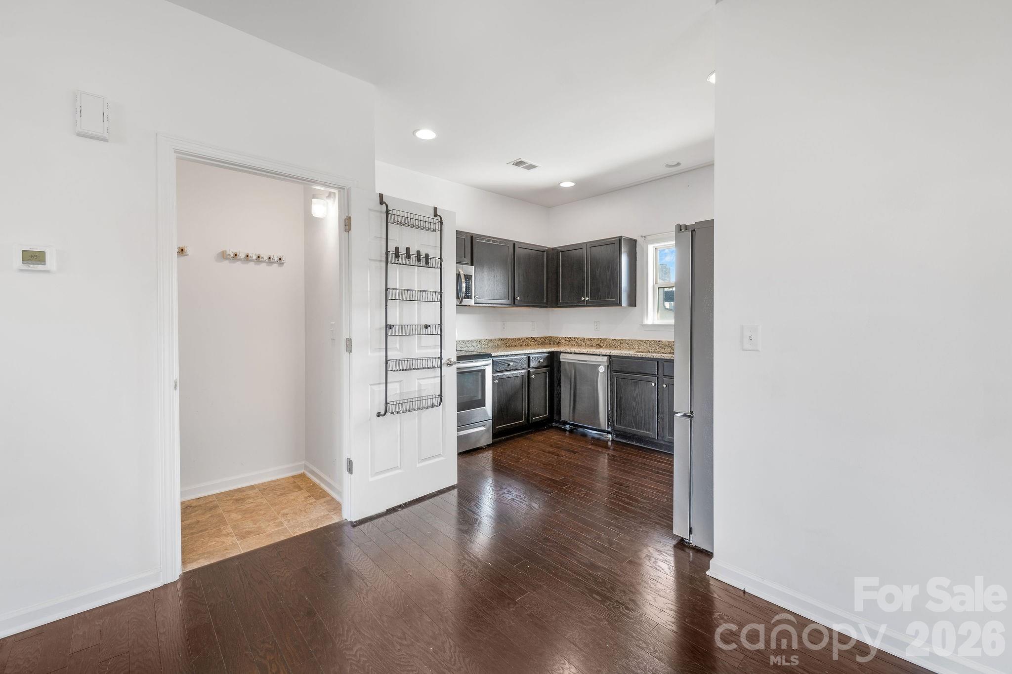 738 Cardwell Lane Property Photo 12