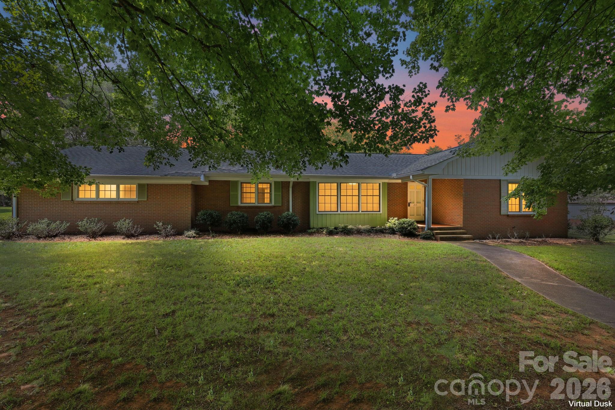 215 E Park Avenue Property Photo 1