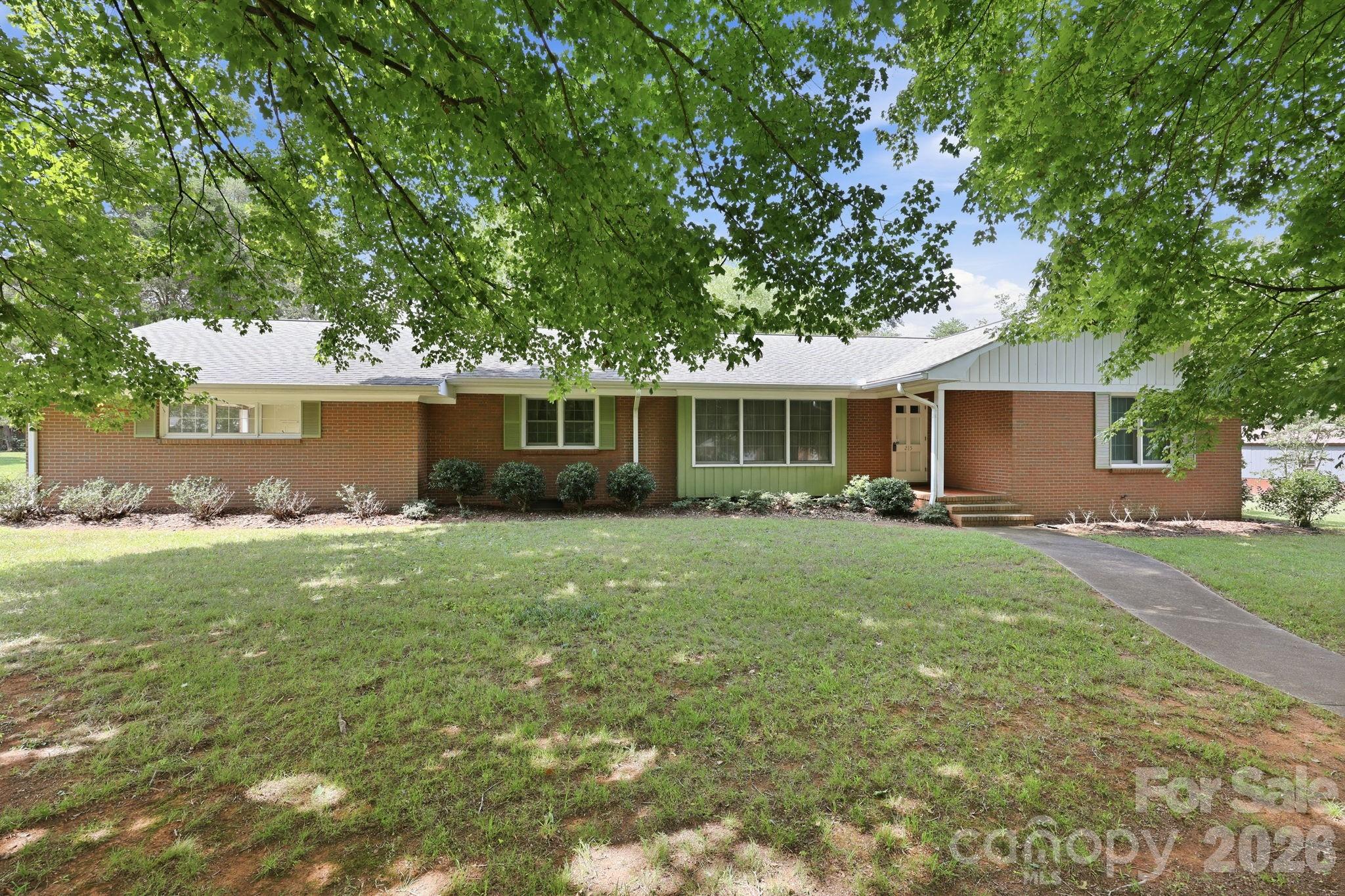 215 E Park Avenue Property Photo 2