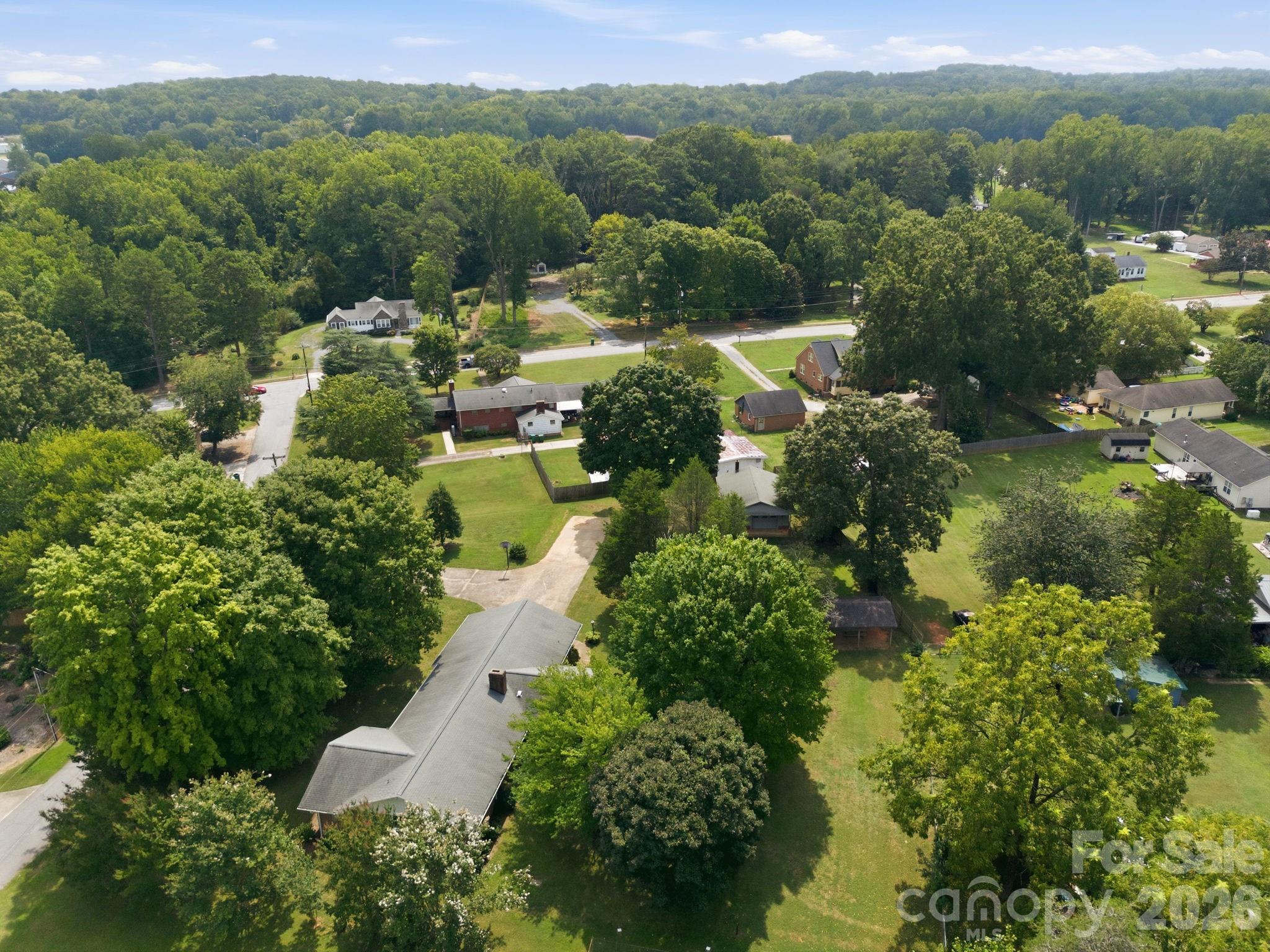 215 E Park Avenue Property Photo 4
