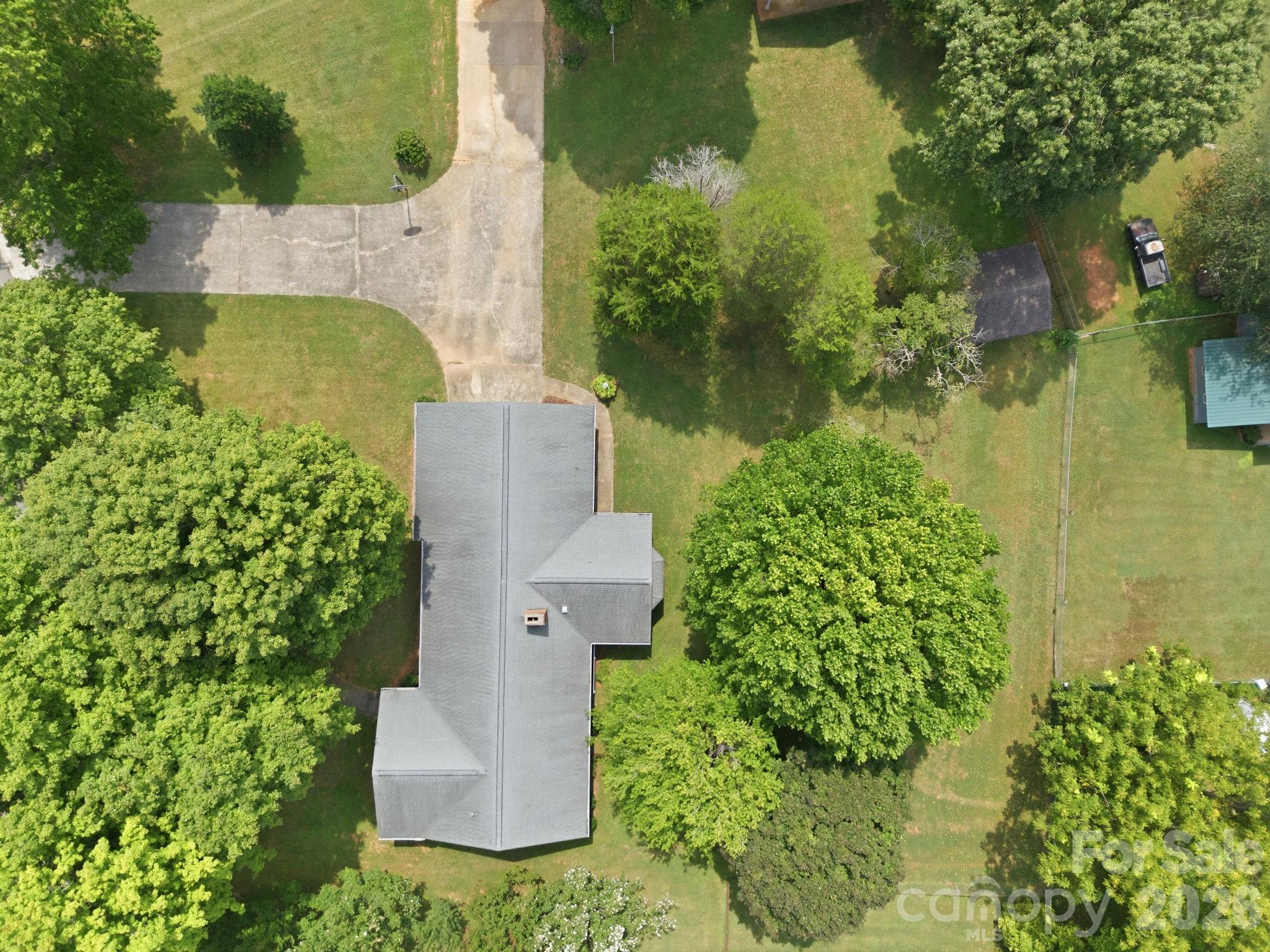 215 E Park Avenue Property Photo 5