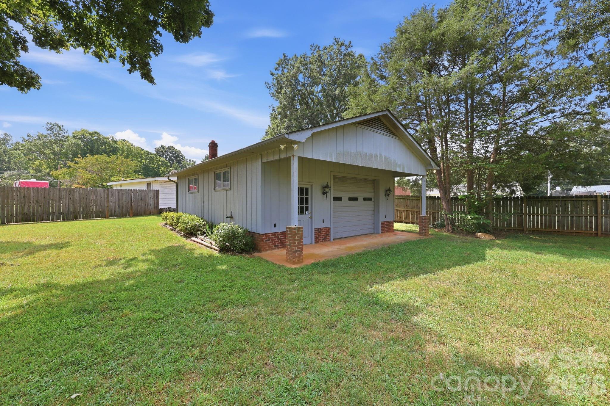 215 E Park Avenue Property Photo 7