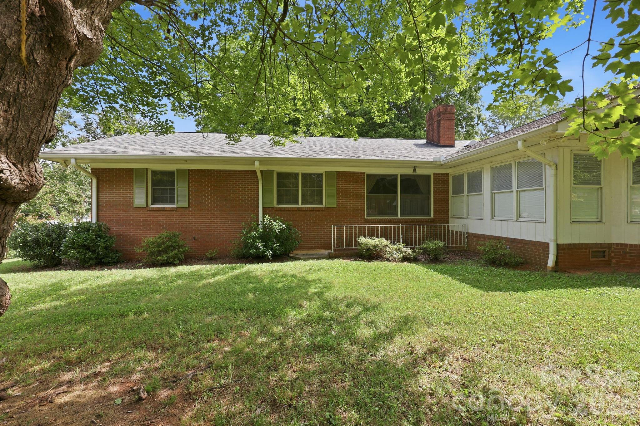 215 E Park Avenue Property Photo 8