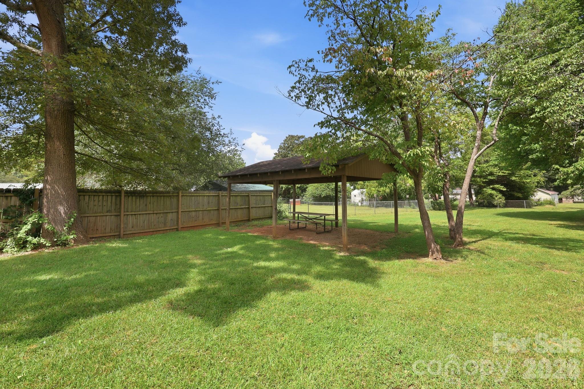215 E Park Avenue Property Photo 9