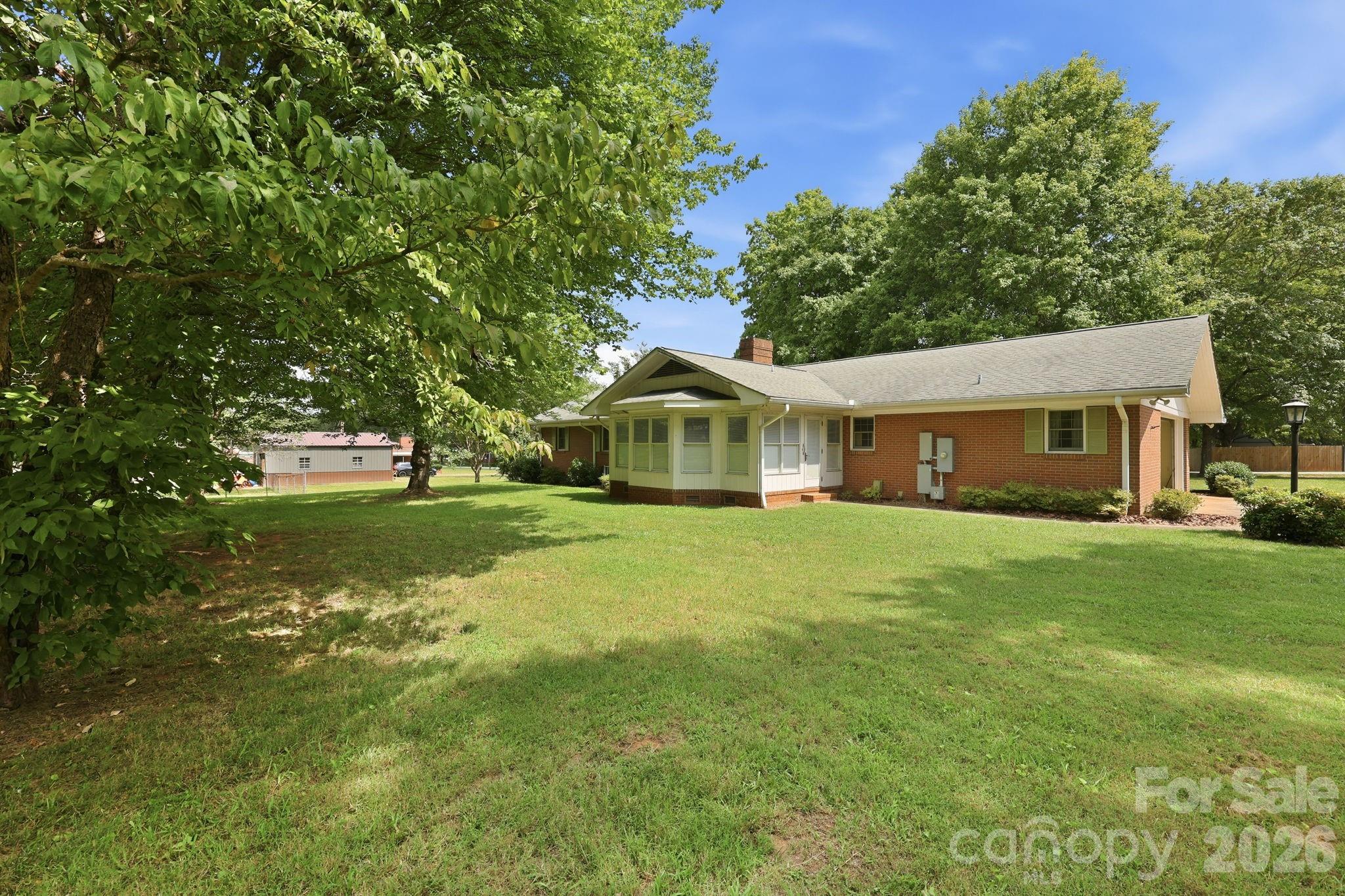 215 E Park Avenue Property Photo 10