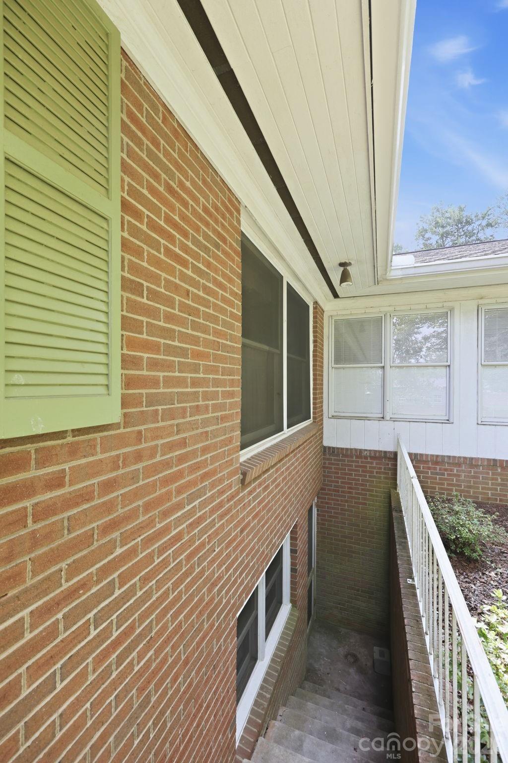 215 E Park Avenue Property Photo 11