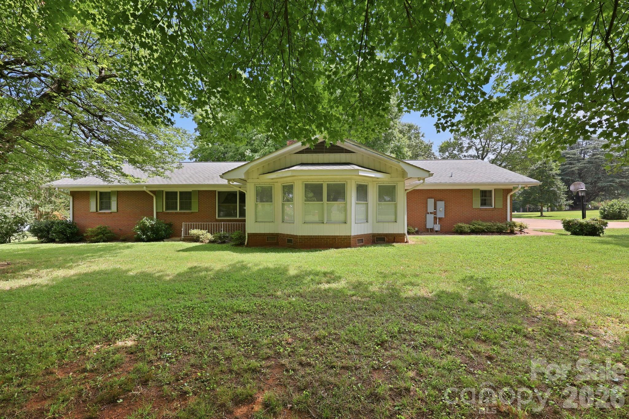 215 E Park Avenue Property Photo 15