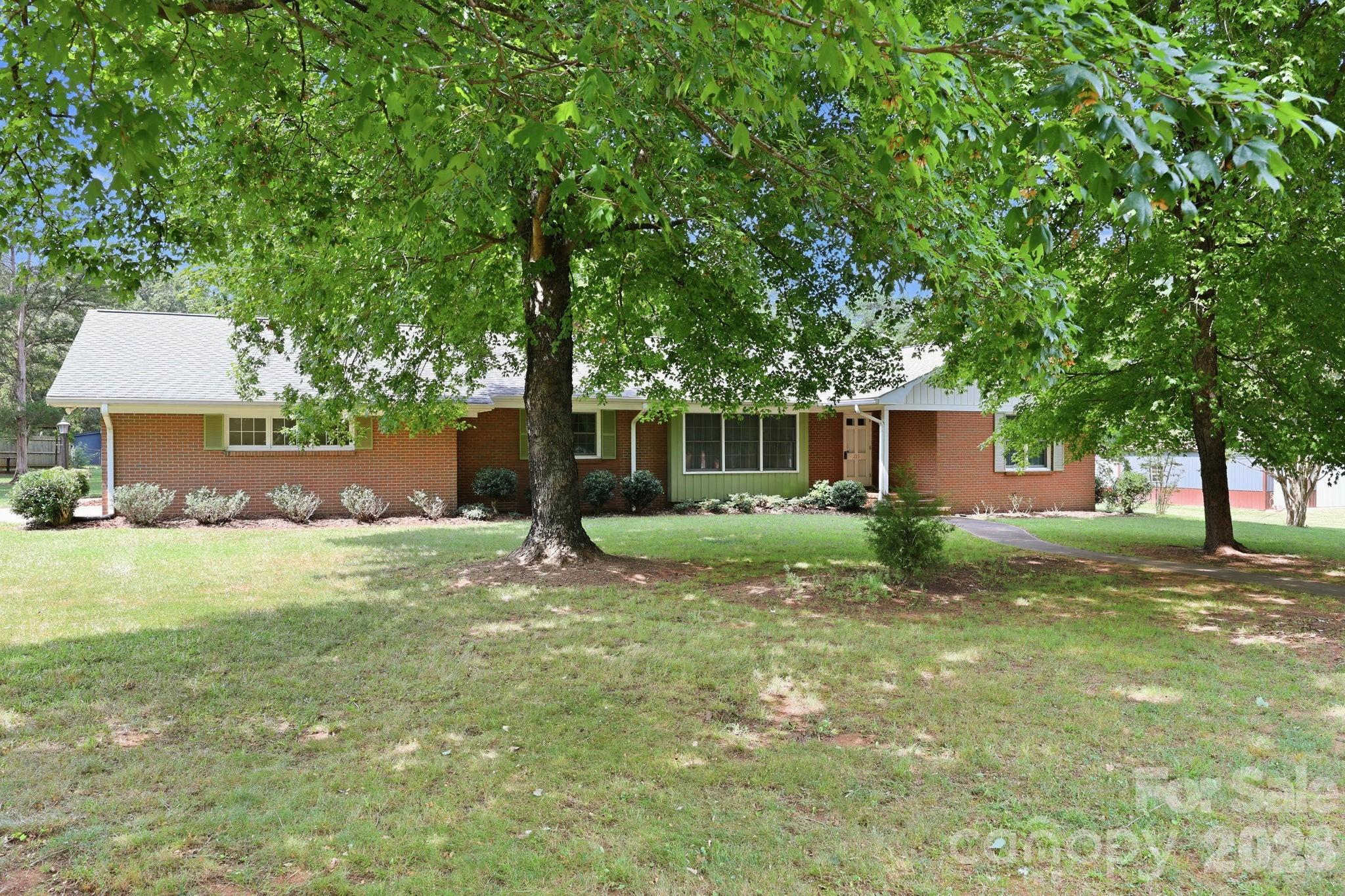 215 E Park Avenue Property Photo 17