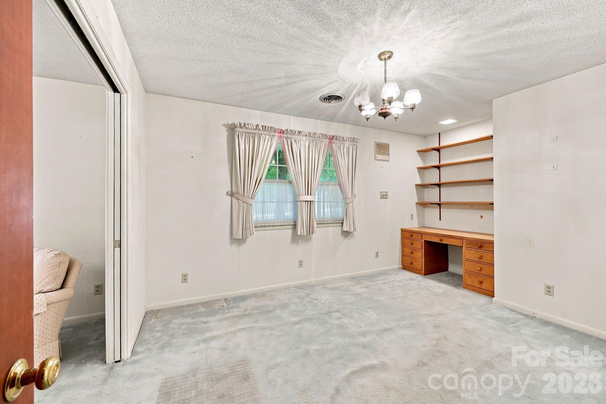 215 E Park Avenue Property Photo 21