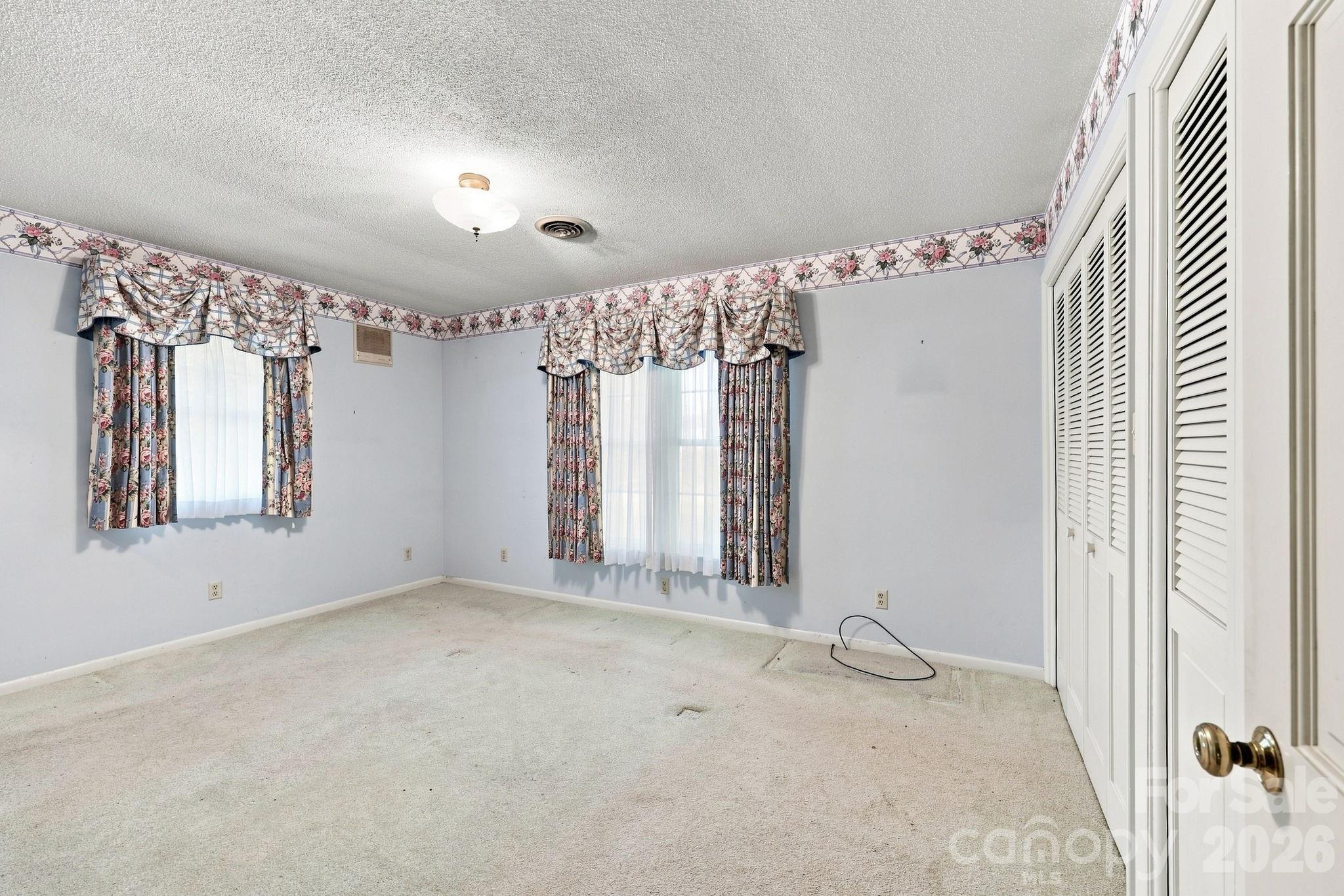 215 E Park Avenue Property Photo 23