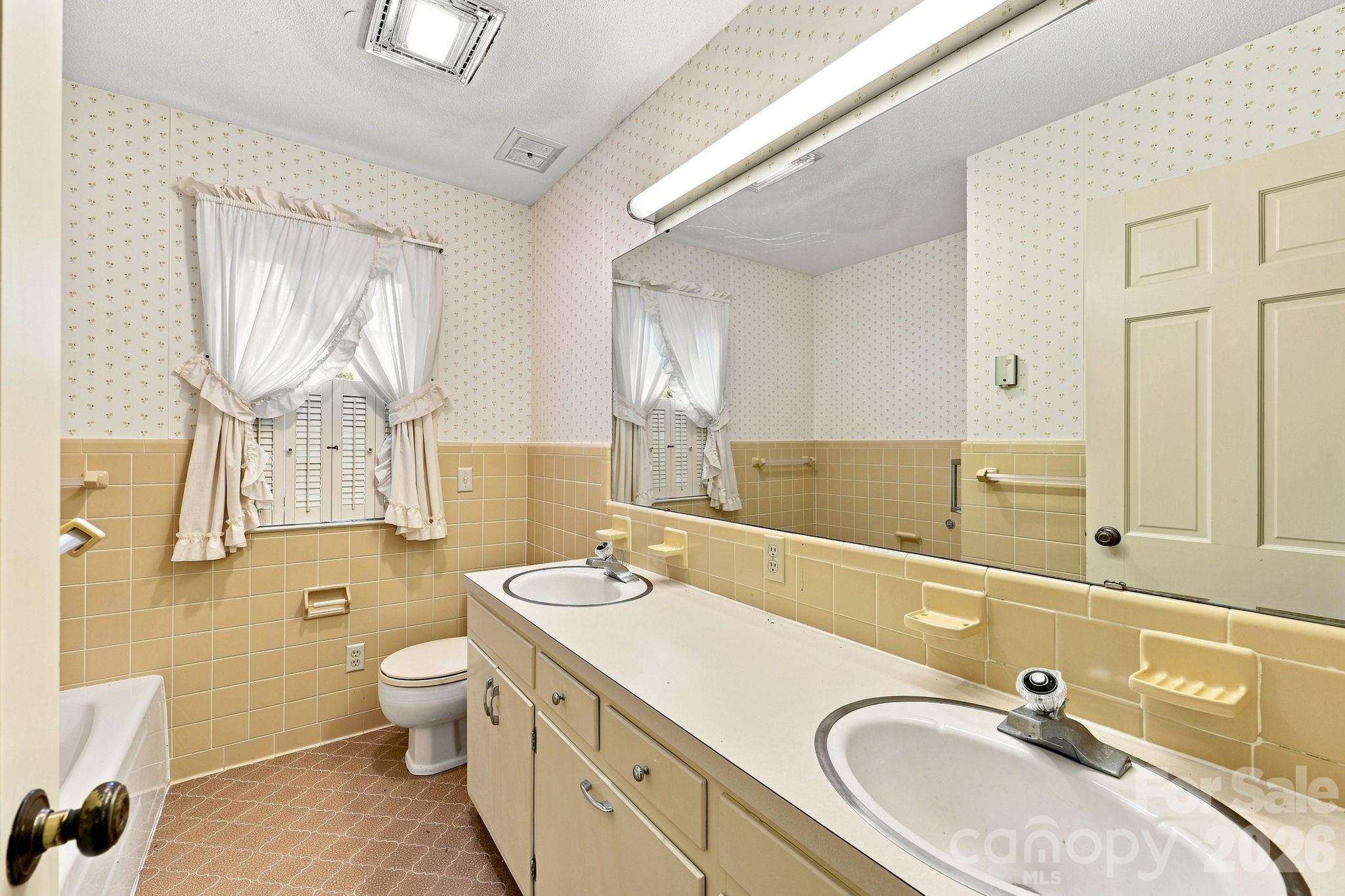 215 E Park Avenue Property Photo 29
