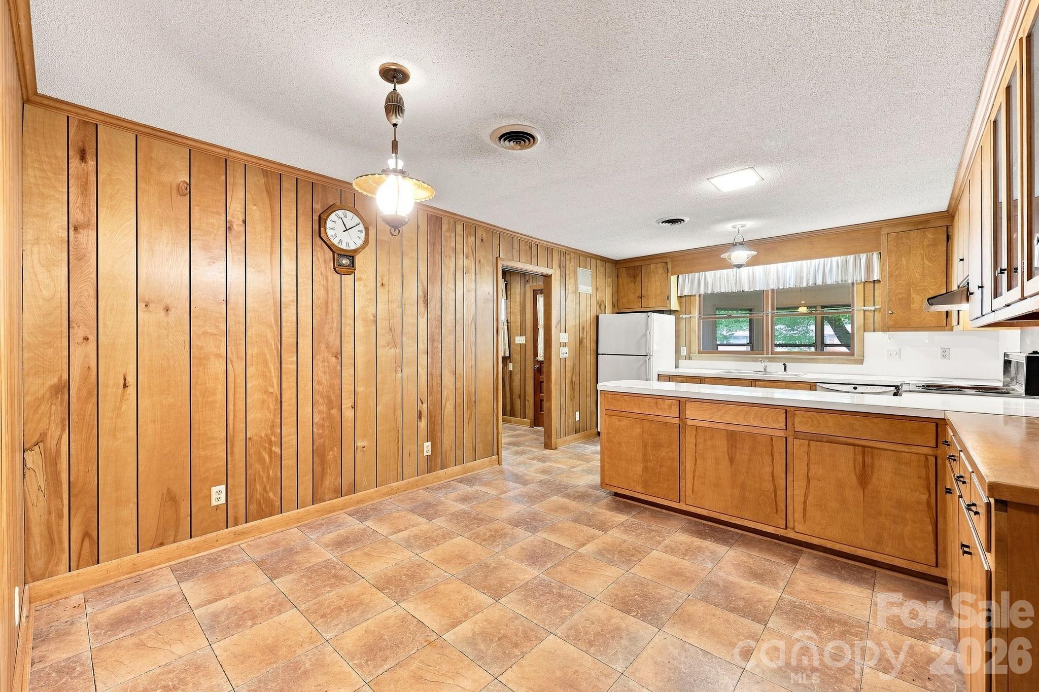 215 E Park Avenue Property Photo 35