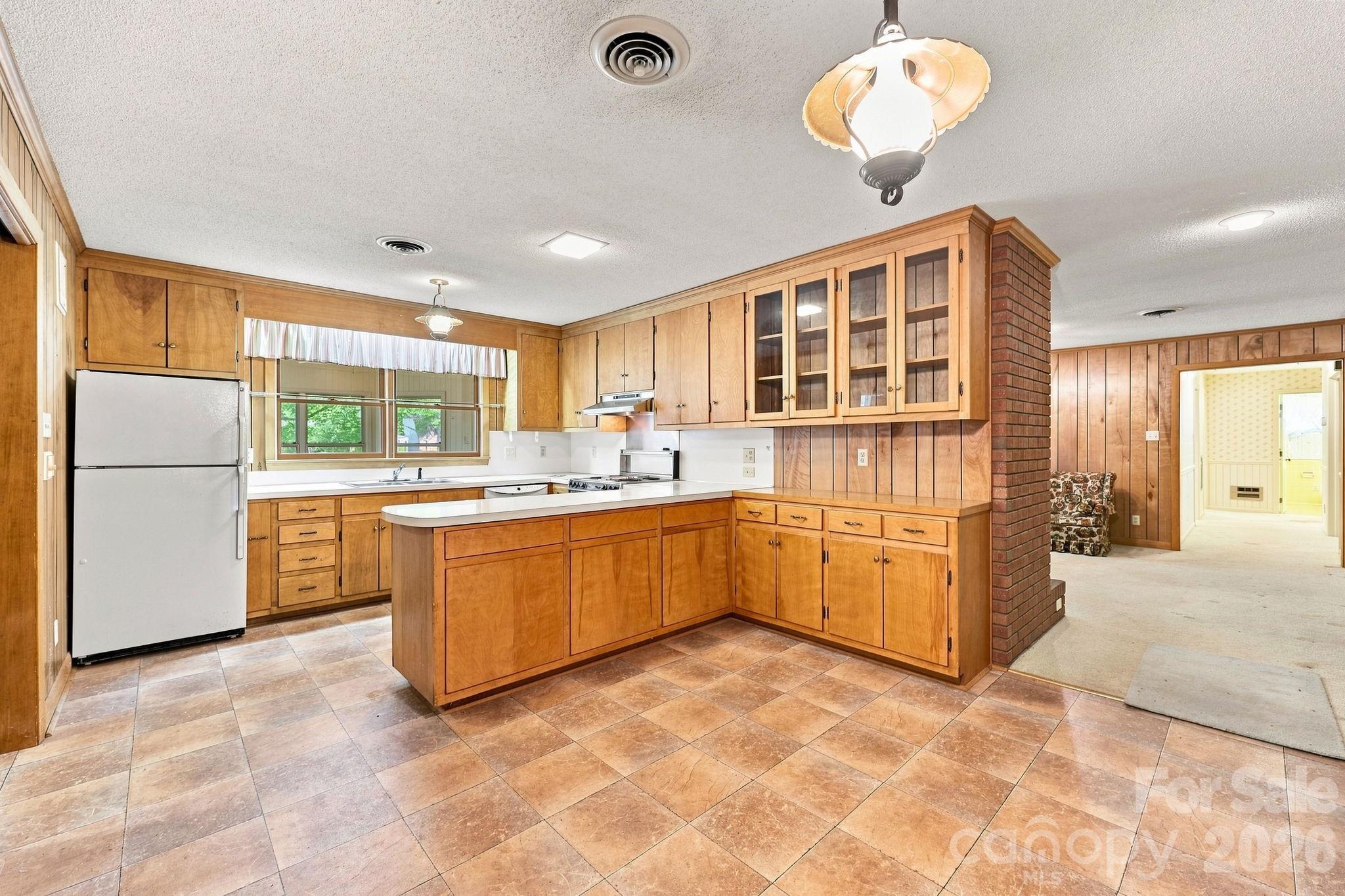 215 E Park Avenue Property Photo 36