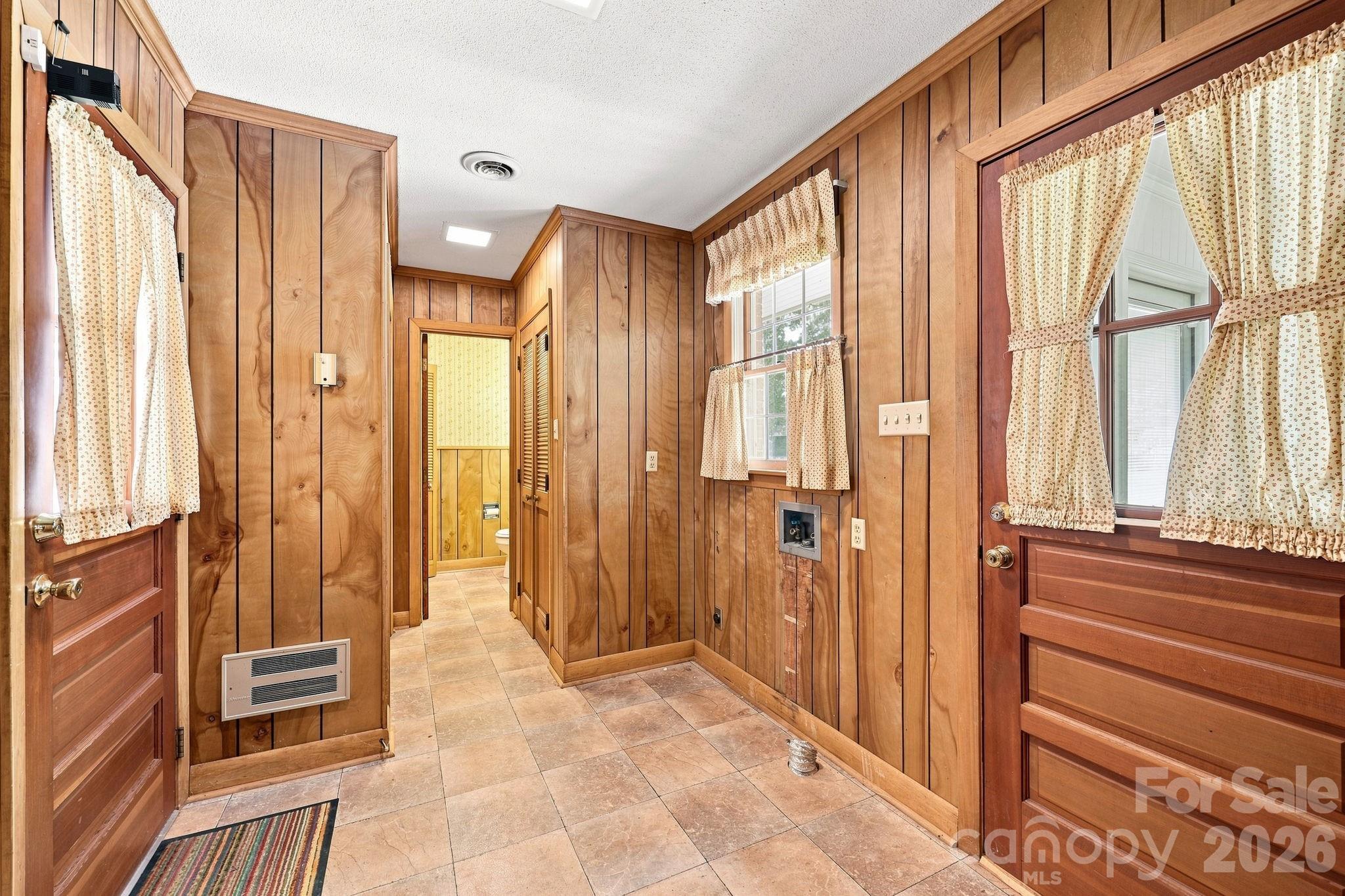215 E Park Avenue Property Photo 38