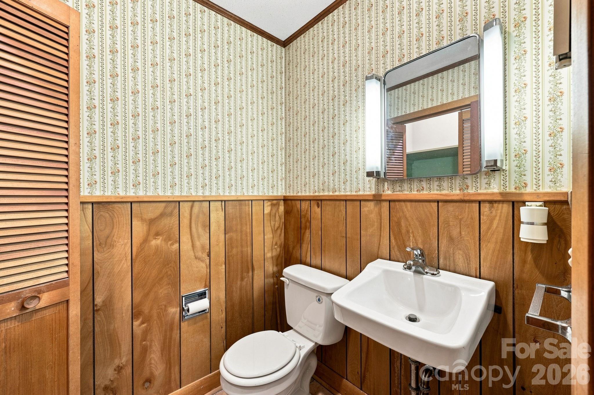 215 E Park Avenue Property Photo 39