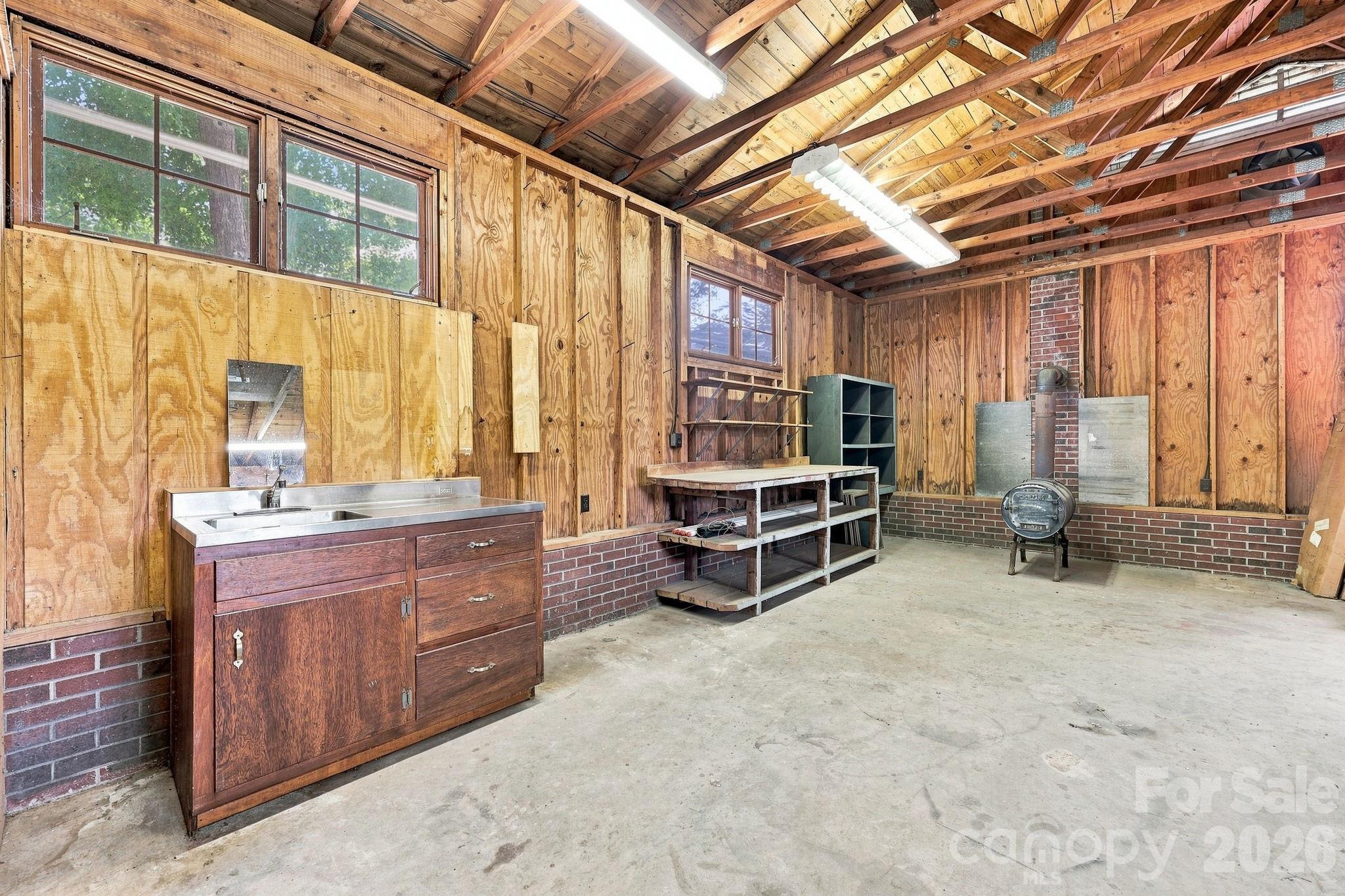 215 E Park Avenue Property Photo 44