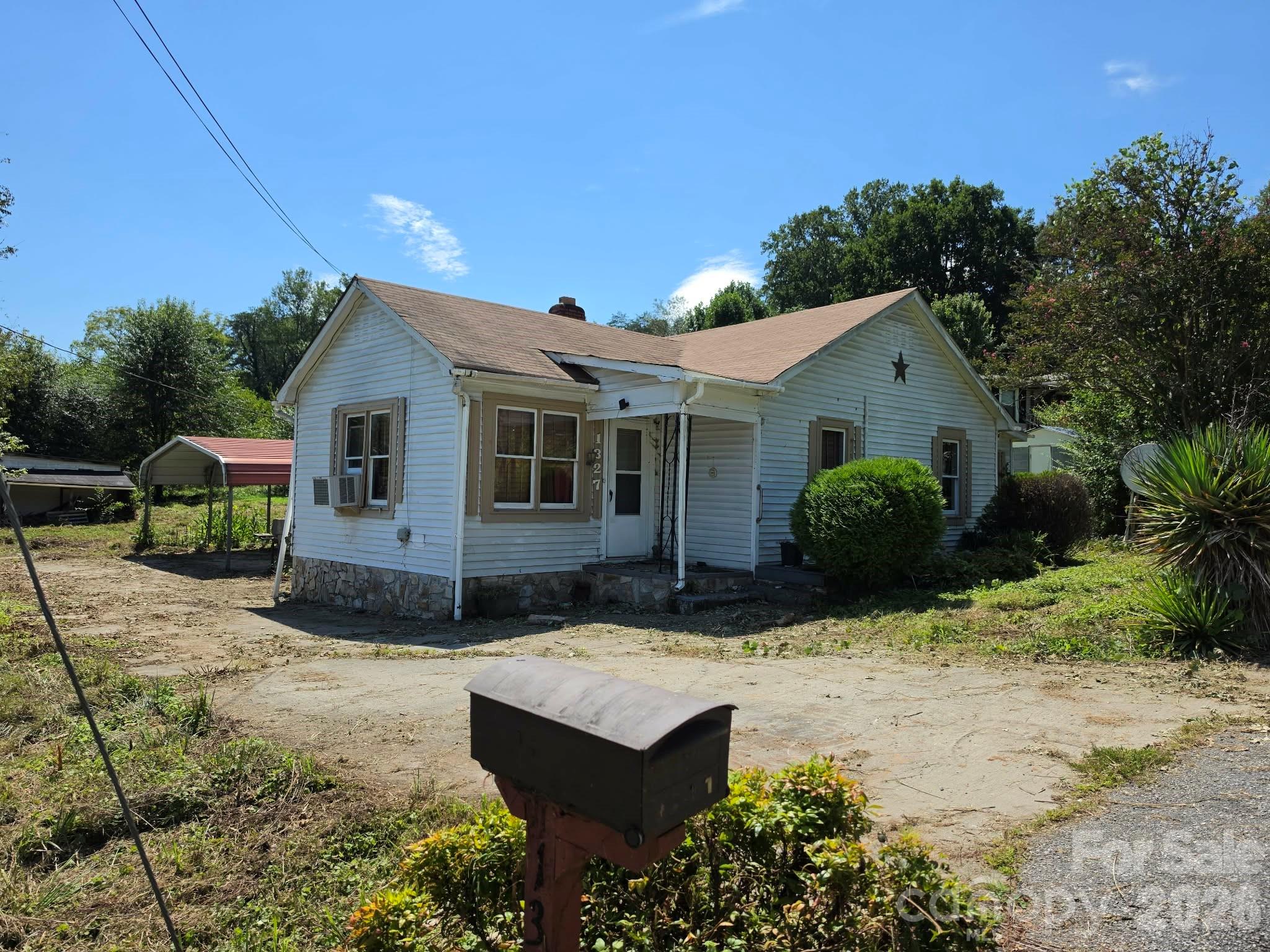 1327 Boxwood Place Property Photo 2