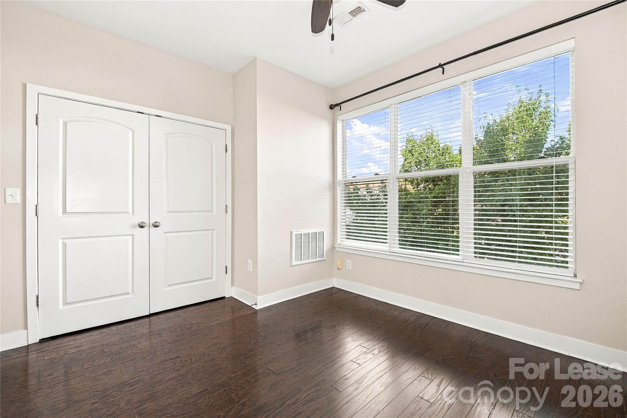 732 Seigle Point Drive Property Photo 5