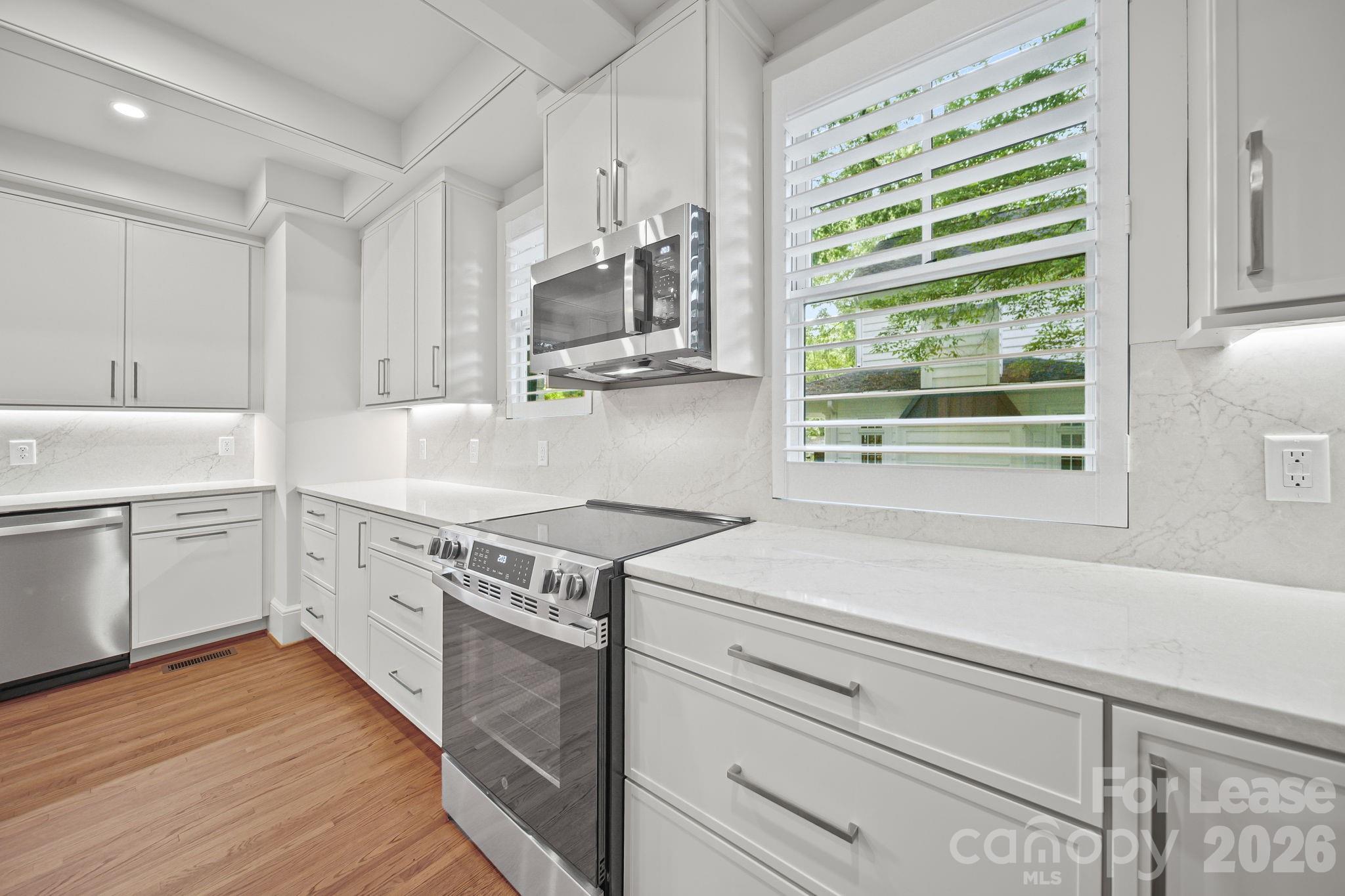 923 Henley Place Property Photo 6
