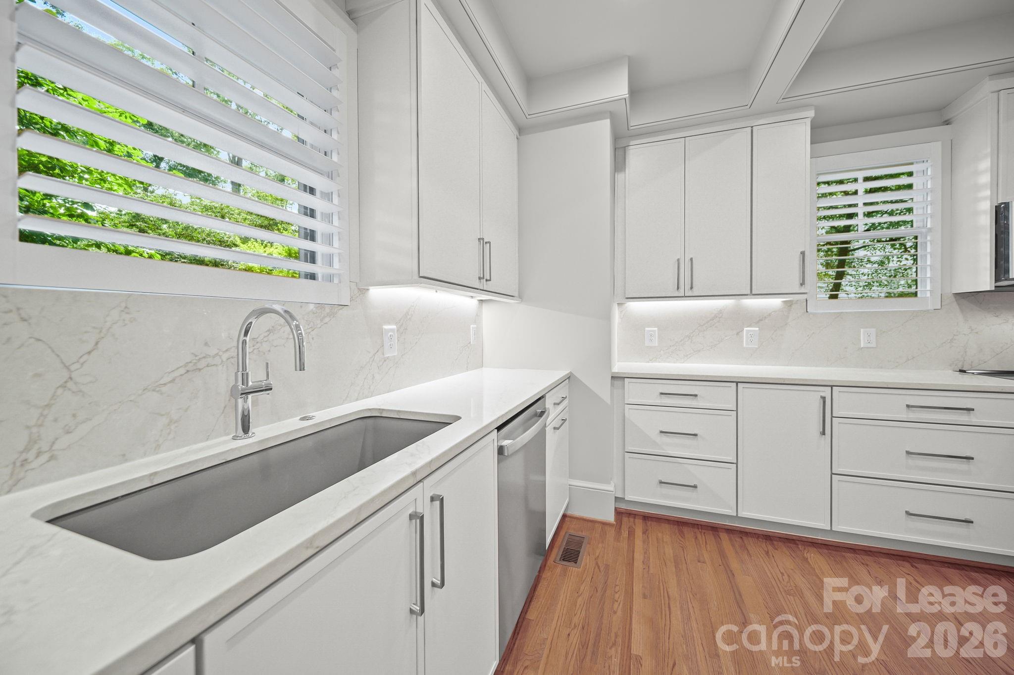 923 Henley Place Property Photo 7