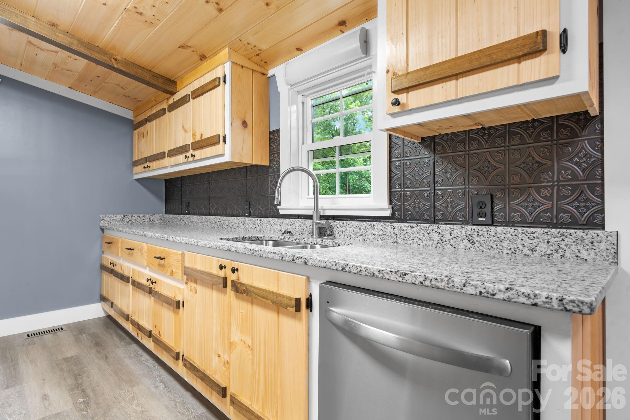 160 Green Street Property Photo 4