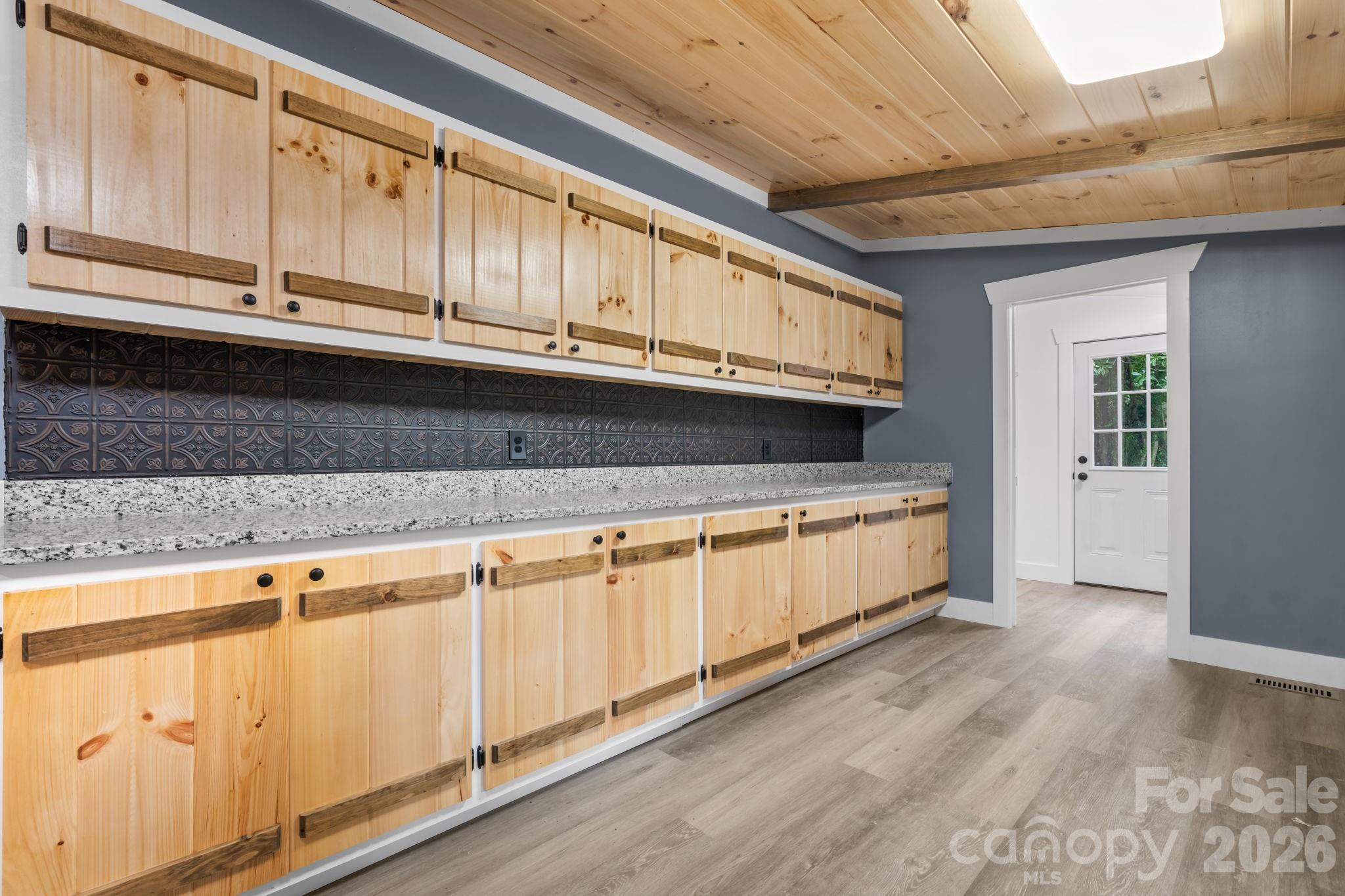 160 Green Street Property Photo 5
