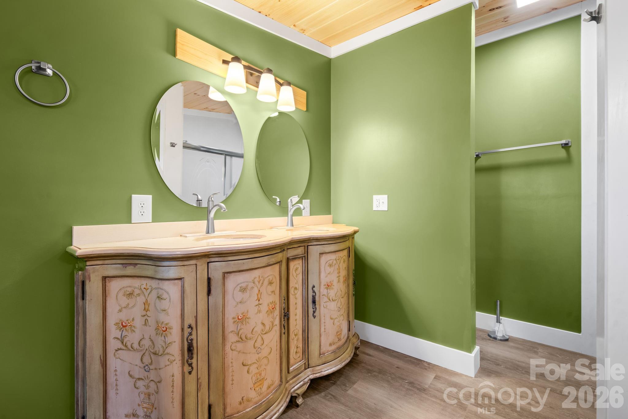 160 Green Street Property Photo 8