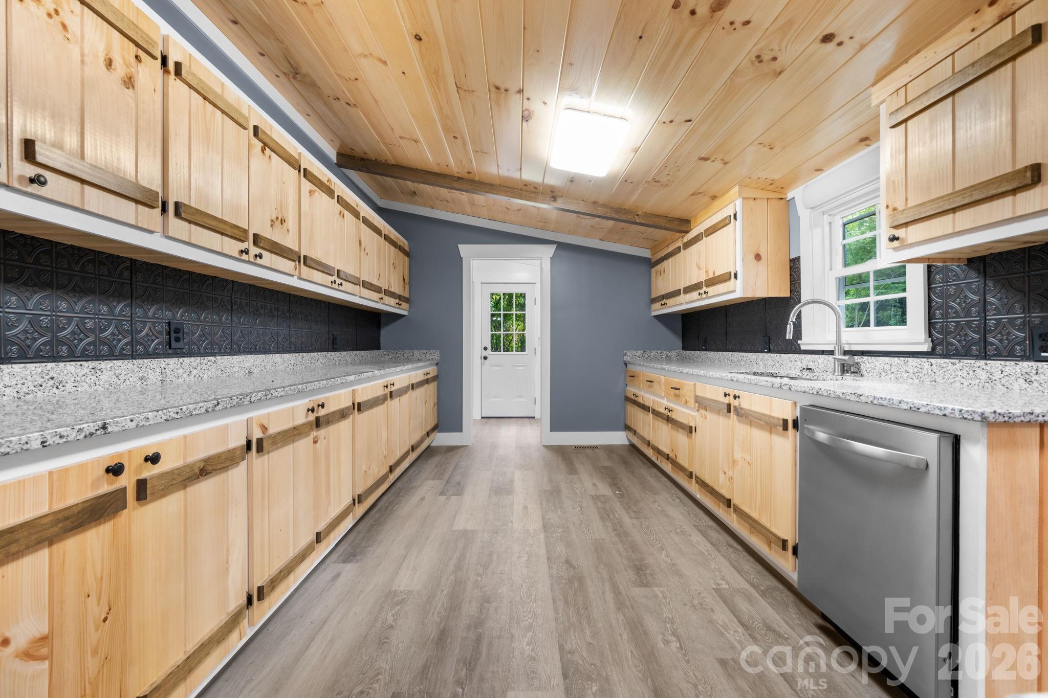 160 Green Street Property Photo 32