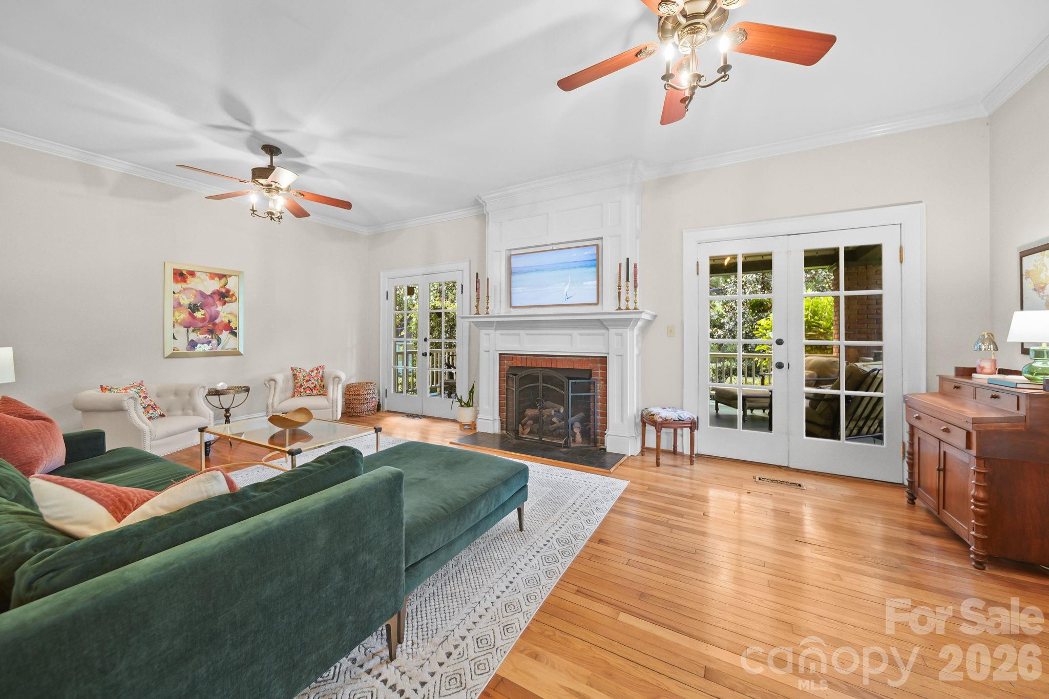 424 S York Street Property Photo 6