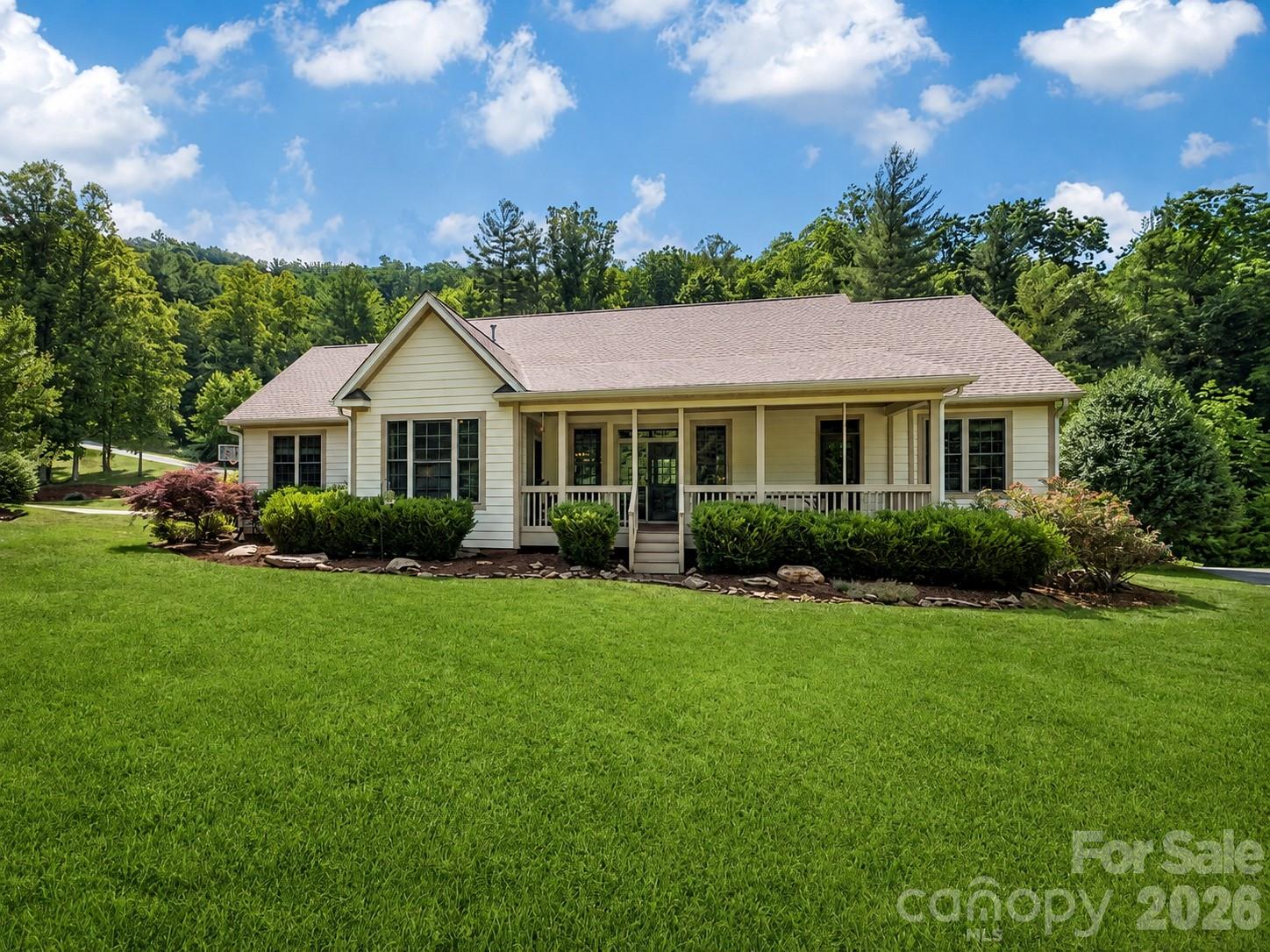 122 Twin Courts Drive Property Photo 2